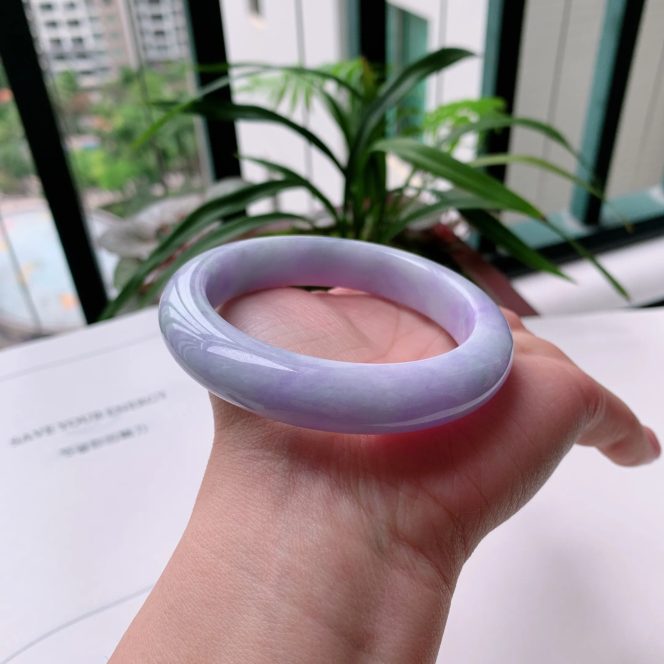 正圈58圈口，天然A货翡翠冰糯种水润飘绿玉手镯，水润秀丽，飘花灵动，种水十足，视觉甜美可人，恰到好