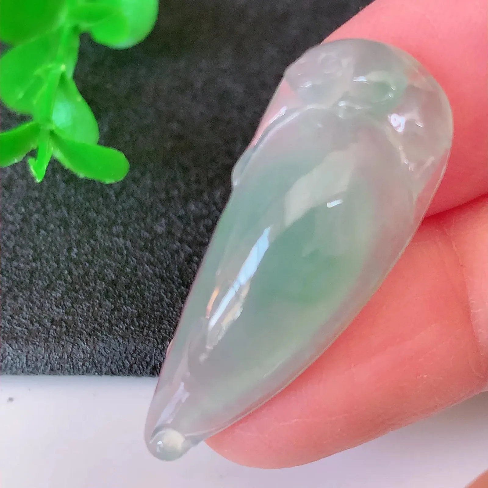 自然光实拍，冰种飘花翡翠福瓜吊坠，寓意“呱呱来财，福气满满”， 冰润且起胶感， 佩戴效果优雅迷人！#01.25