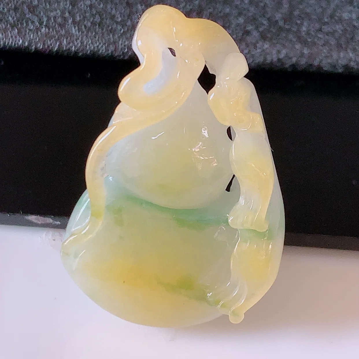 自然光实拍，冰润黄加绿翡翠葫芦吊坠，葫芦寓意福禄双全，财源滚滚，饱满，清新脱俗，佩戴效果优雅迷人！#60.25