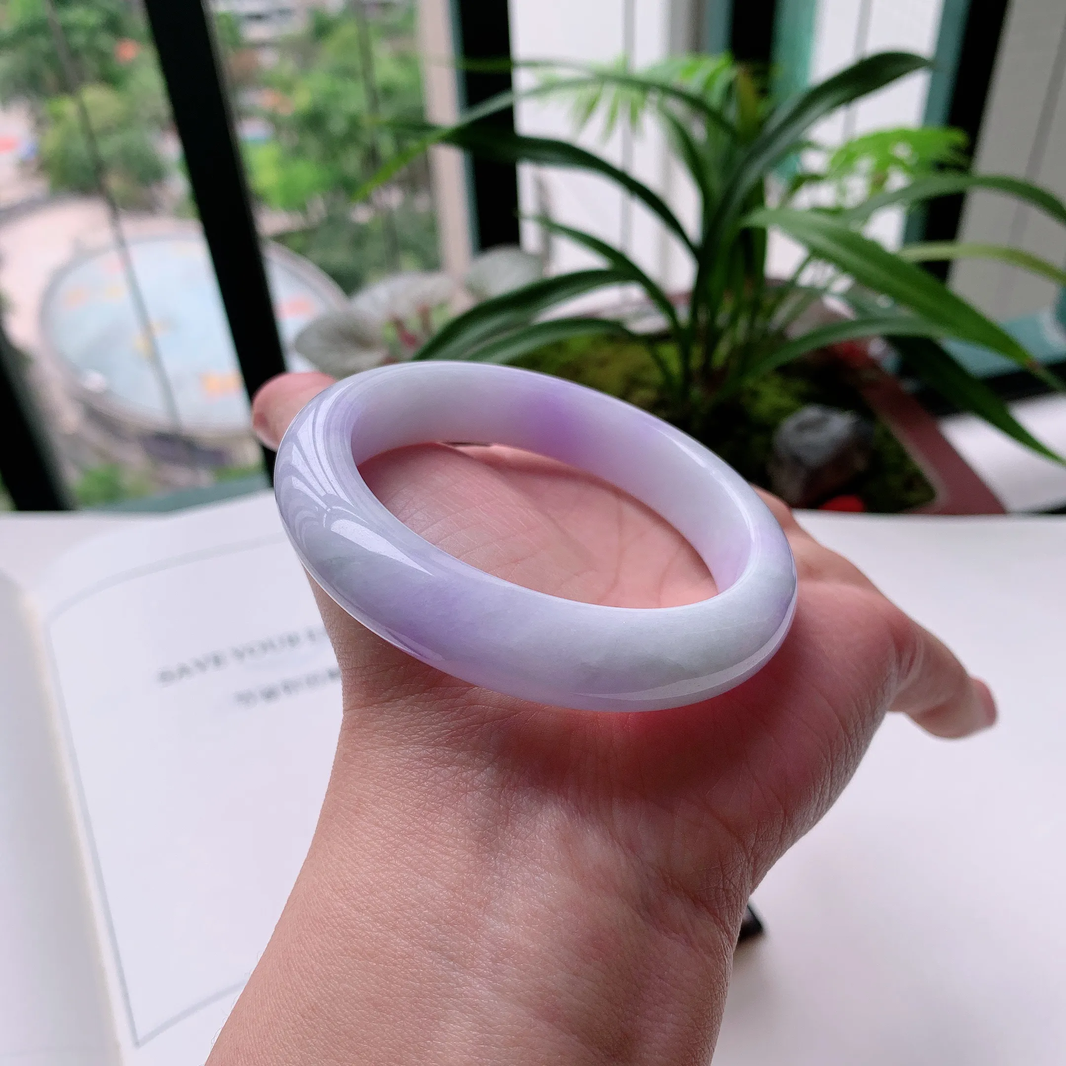 正圈55圈口，天然A货翡翠冰糯种水润飘绿玉手镯，水润秀丽，飘花灵动，种水十足，视觉甜美可人，恰到好处的美，十分高雅耐看，条形优美，上手优雅大方。59.97