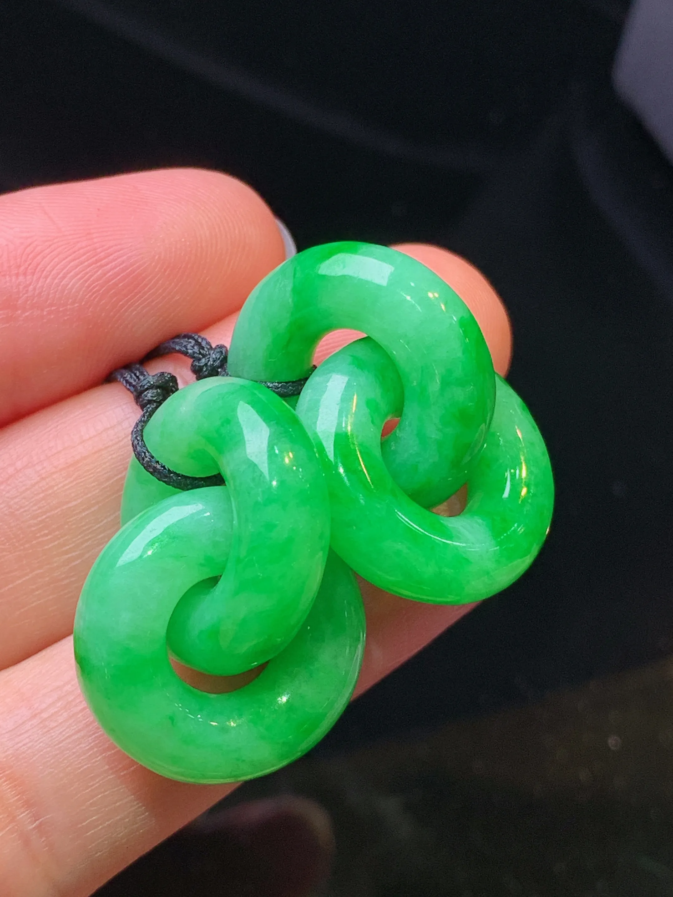 翠绿环环相扣一对 玉质细腻 色泽清新艳丽 整体尺寸18.5*5.8