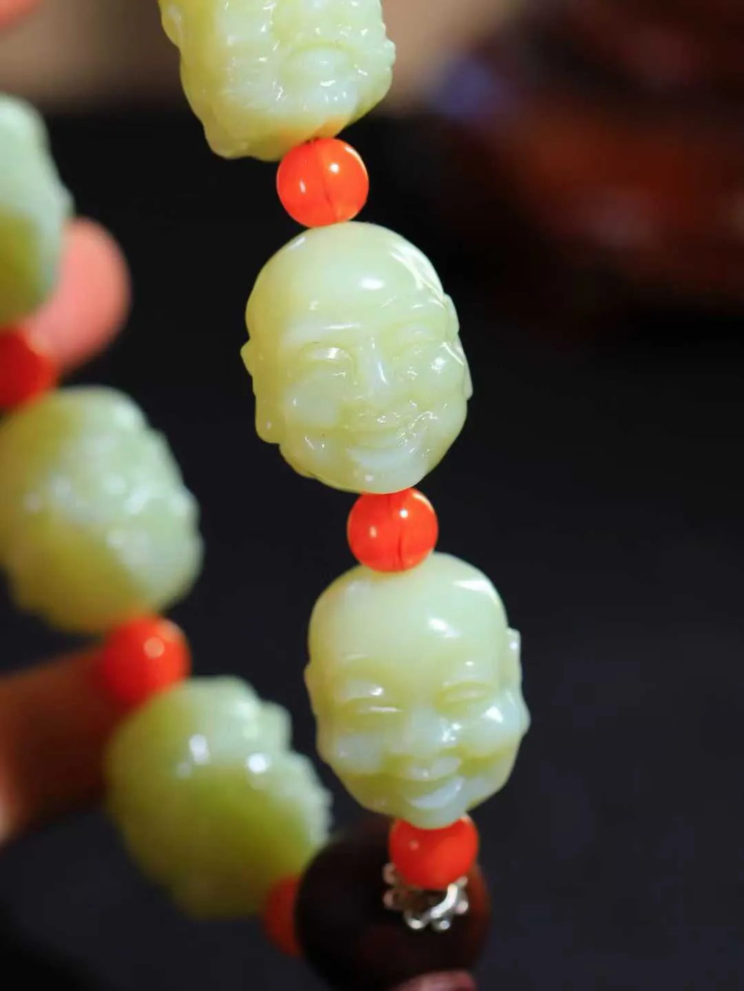 （十八罗汉.手持）

精品和田玉黄口十八罗汉手持，玉质温润细腻 油性十足 颗颗饱满圆润。罗汉有着金刚不坏之身，修行得道，六根清净， 象征坚毅坚强、顺畅如意、幸福安康，在遇到任何困难时，能够逢凶化吉、避灾。重144.6克 尺寸取一24-19.4-21.8mm FDAA-981151878