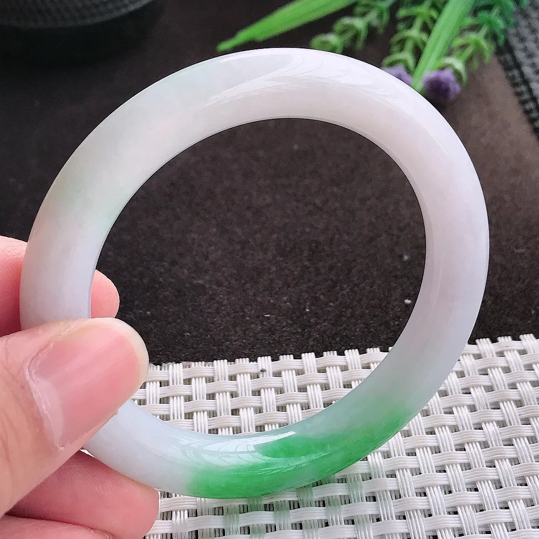 实拍A货翡翠53.5/9.5老坑精美温润飘阳绿圆条手镯翡翠玉镯子平安镯