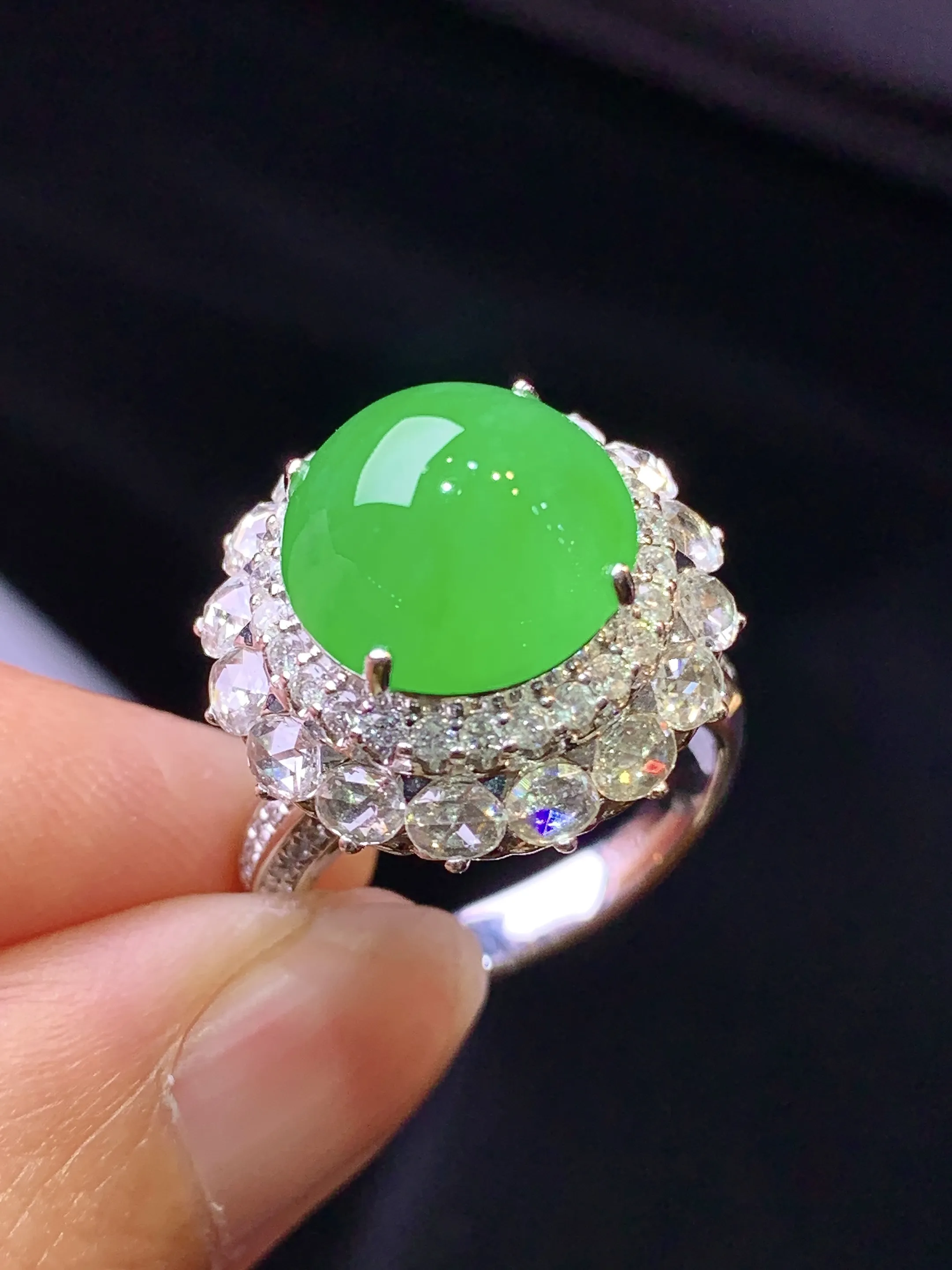 18k金钻镶嵌满绿蛋面戒指 玉质细腻 色泽清新艳丽 圈口14 整体尺寸18.3*14.5