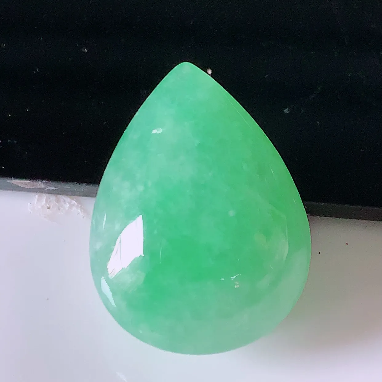 自然光实拍，冰润满绿翡翠水滴戒面，蛋面，翠色灵动，玉质细腻，颜色漂亮，品相佳，镶嵌更靓，佩戴佳品！#