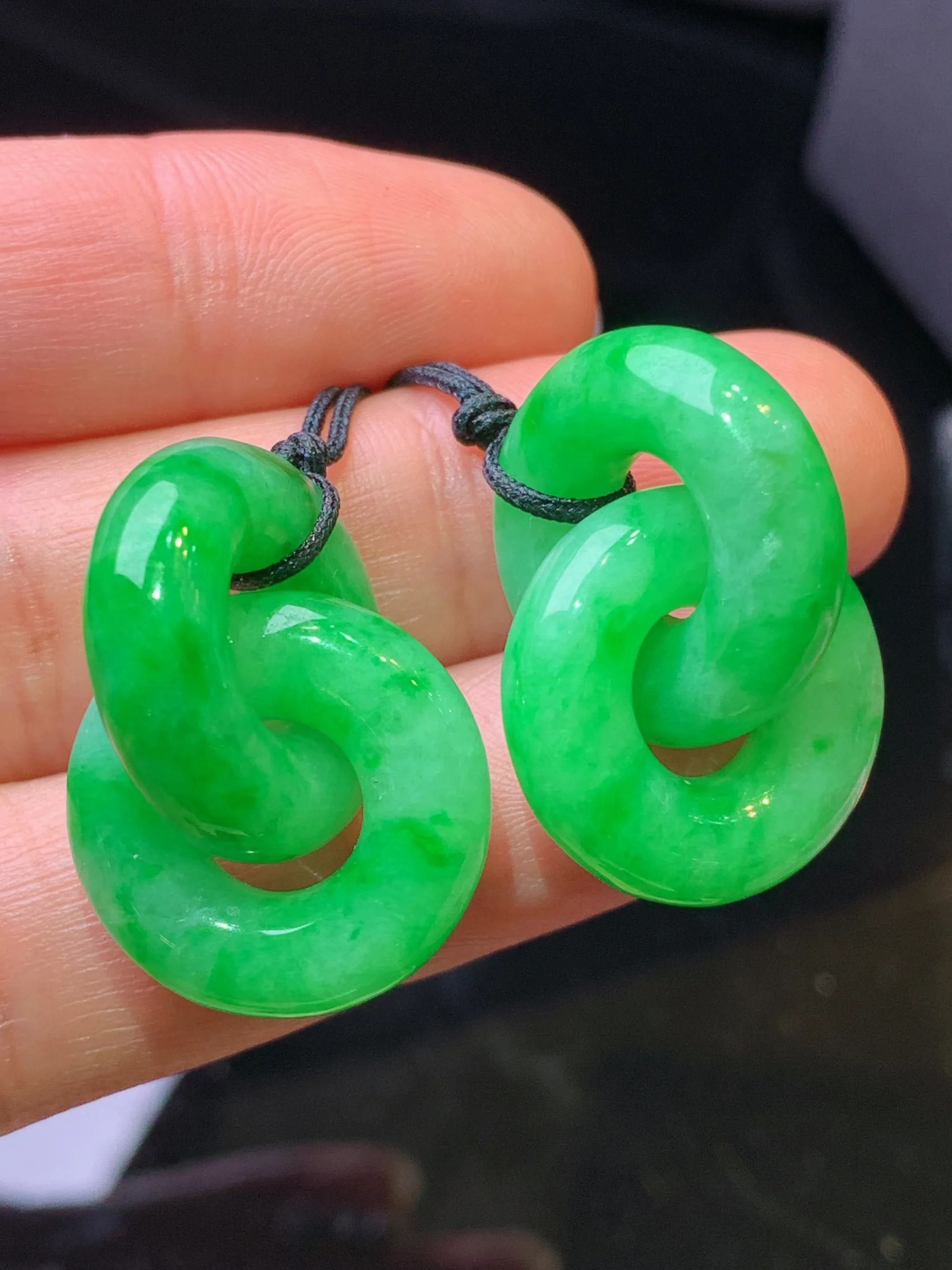 翠绿环环相扣一对 玉质细腻 色泽清新艳丽 整体尺寸18.5*5.8