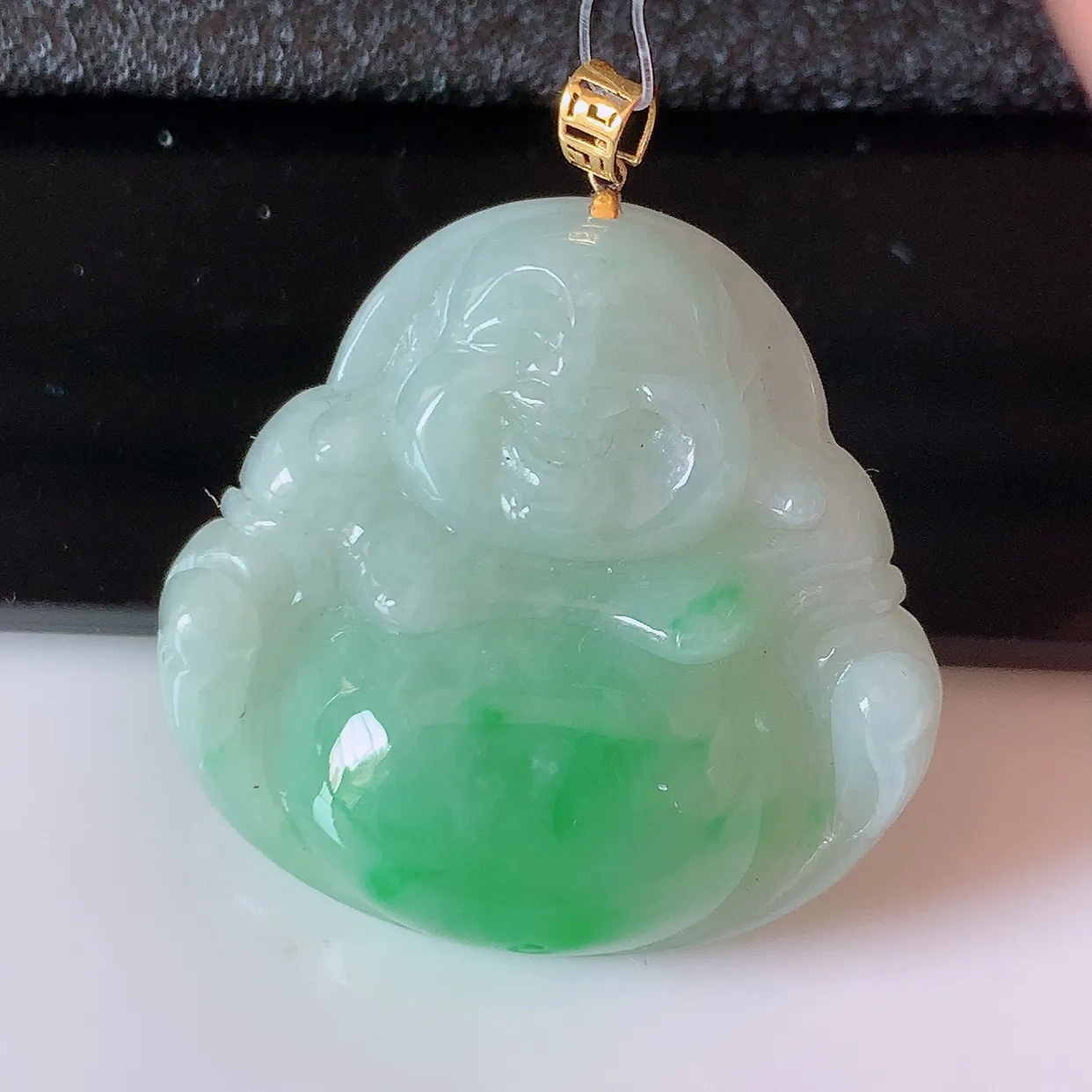18K金镶嵌冰润飘绿翡翠佛公吊坠，玉笑佛，饱满，开脸喜庆，品佳品，配戴优雅迷人！#49.25整体29.5裸石26.6*25.8*6.6