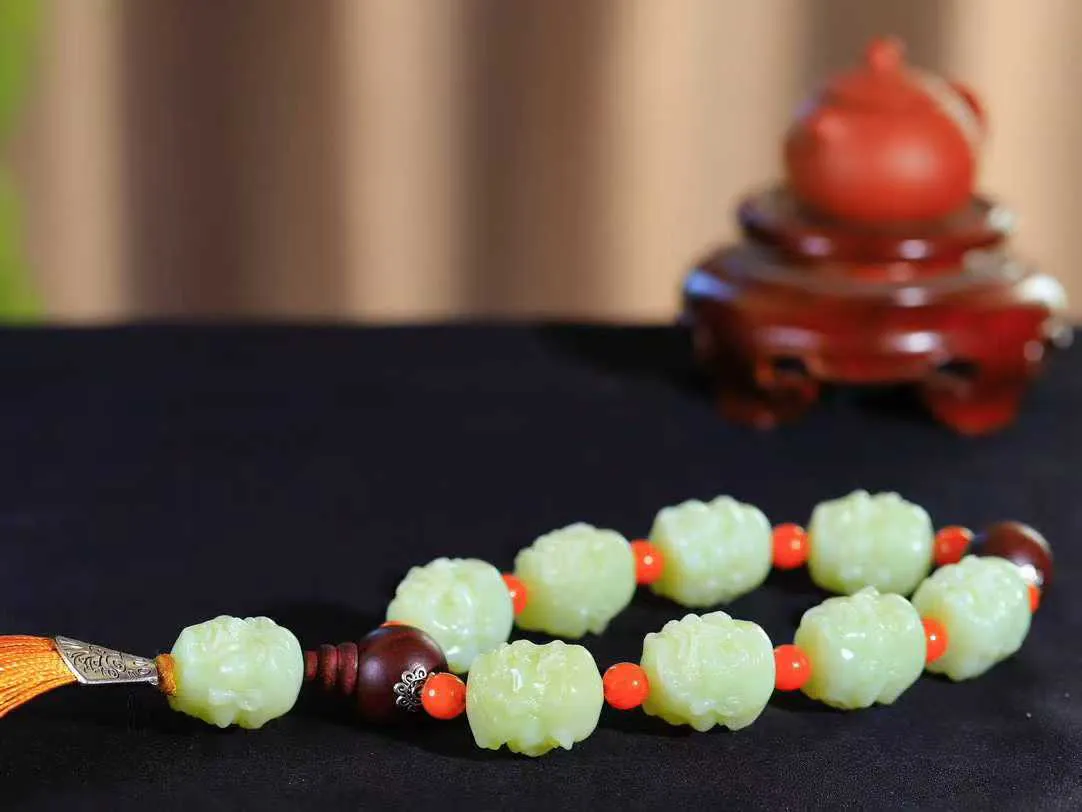 （十八罗汉.手持）

精品和田玉黄口十八罗汉手持，玉质温润细腻 油性十足 颗颗饱满圆润。罗汉有着