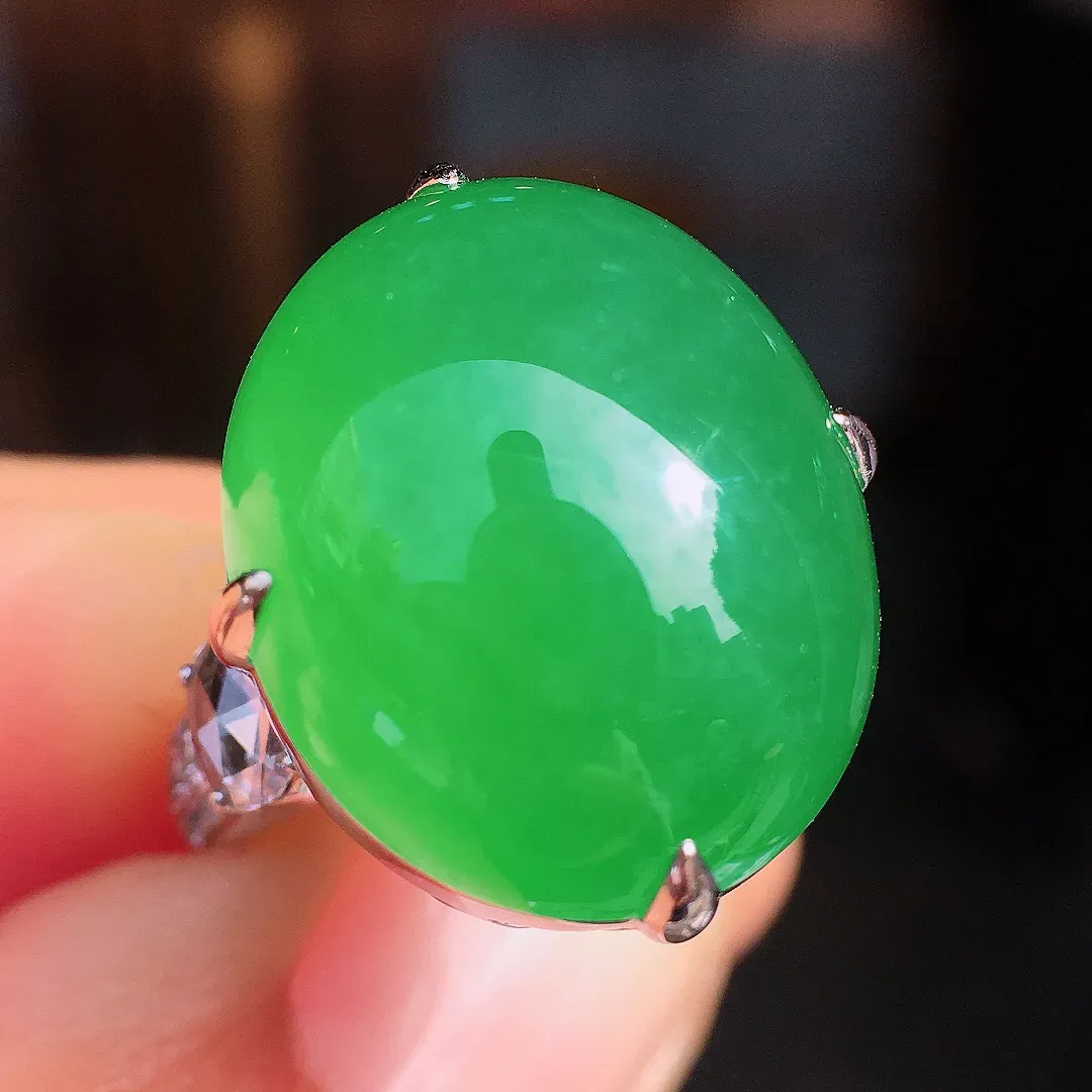 阳绿蛋面戒指，色泽均匀艳丽，玉质细腻，荧光感超
强，饱满圆润，尽显优雅气质，18k
金豪华镶嵌