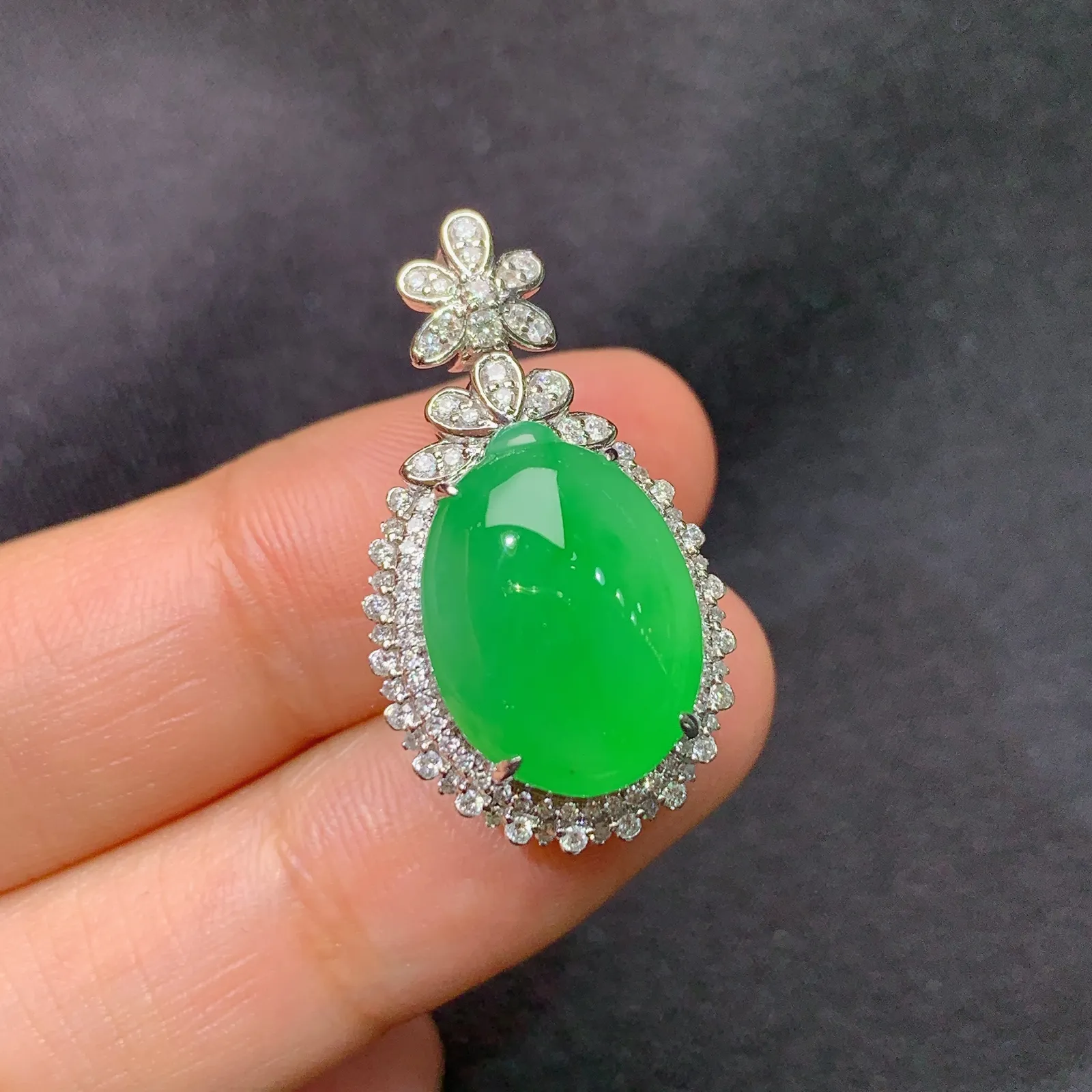 阳绿福瓜吊坠，18k金镶嵌，冰润色阳，玉质细腻，种水足，Lp 尺寸27.7*15.7*13.2