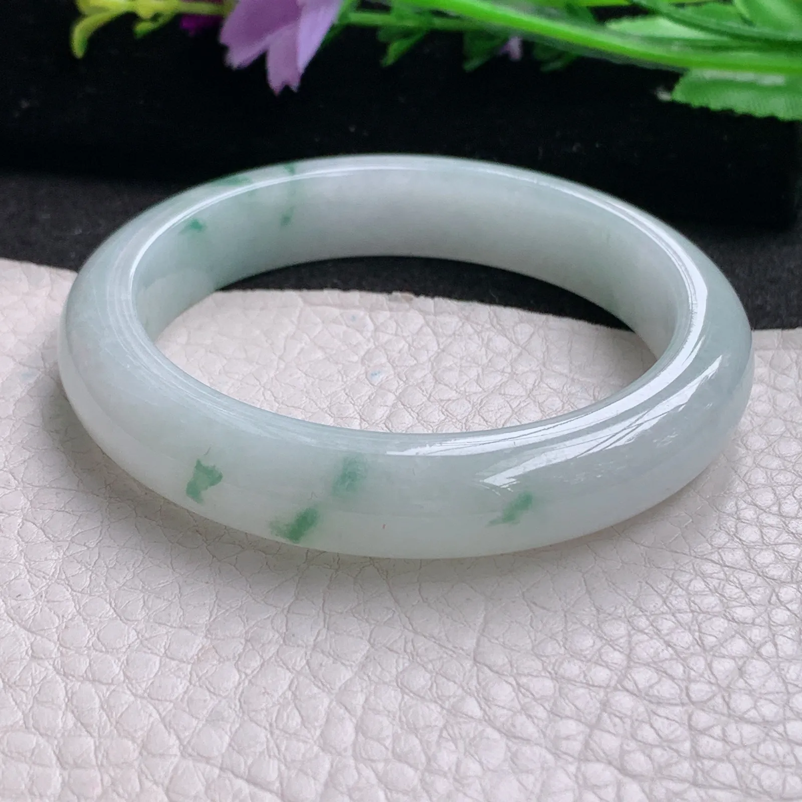 Hf实拍53.5*11.3*8.3缅甸翡翠手镯白底飘花手镯正圈平安镯宽版镯子