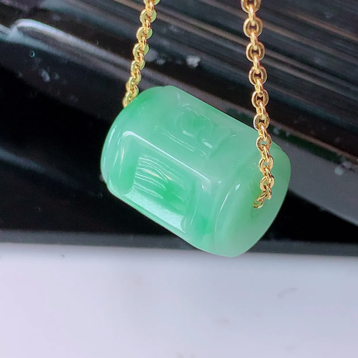 自然光实拍，冰润飘绿翡翠路路通吊坠，寓意好运连连，路路畅通，经典款式，财运滚滚，路路通，佩戴效果更好！配银链子#57.25