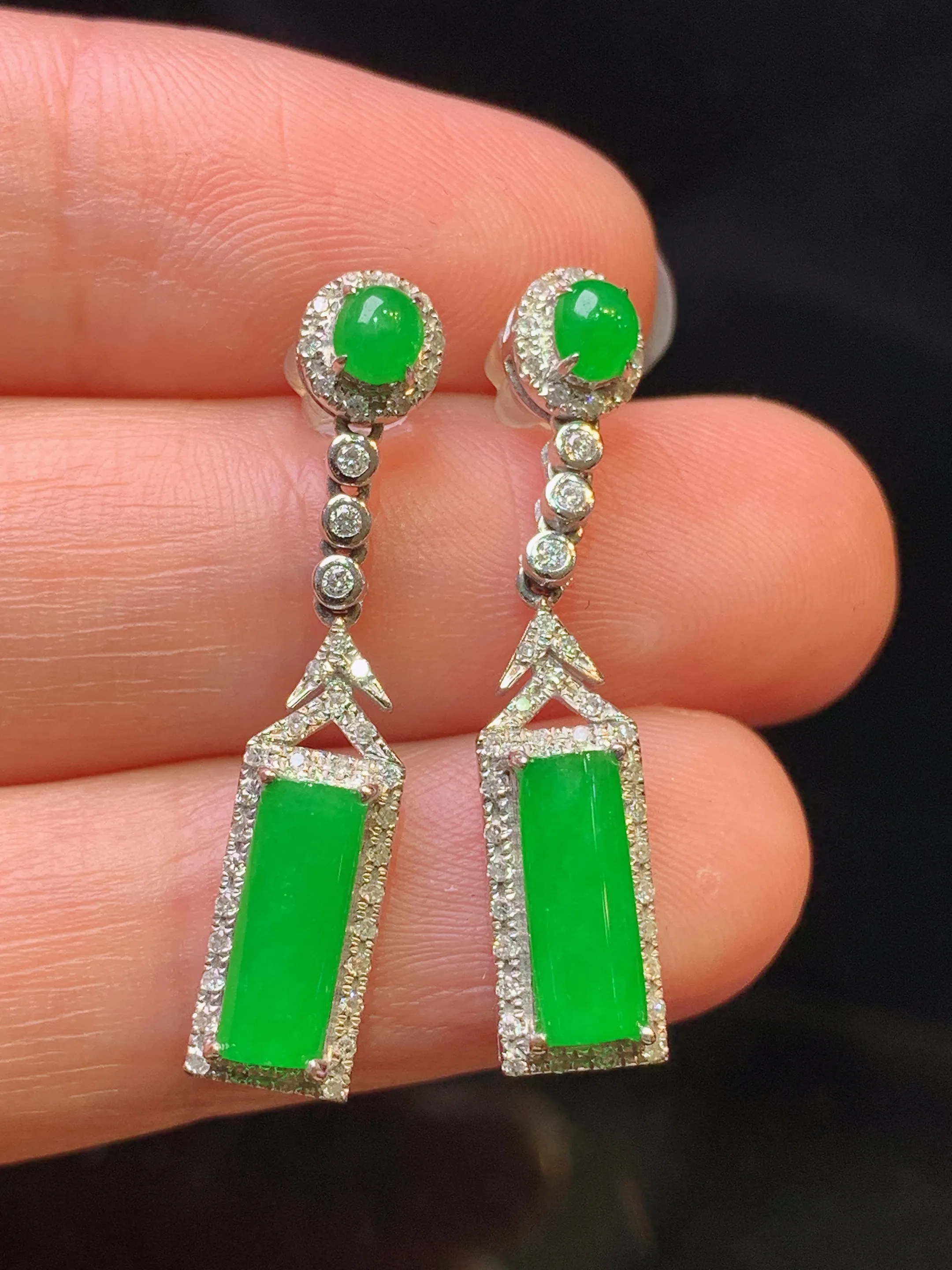 18k金钻镶嵌满绿无事牌吊坠 玉质细腻 色泽清新艳丽 整体尺寸28.6*5.8*5.2