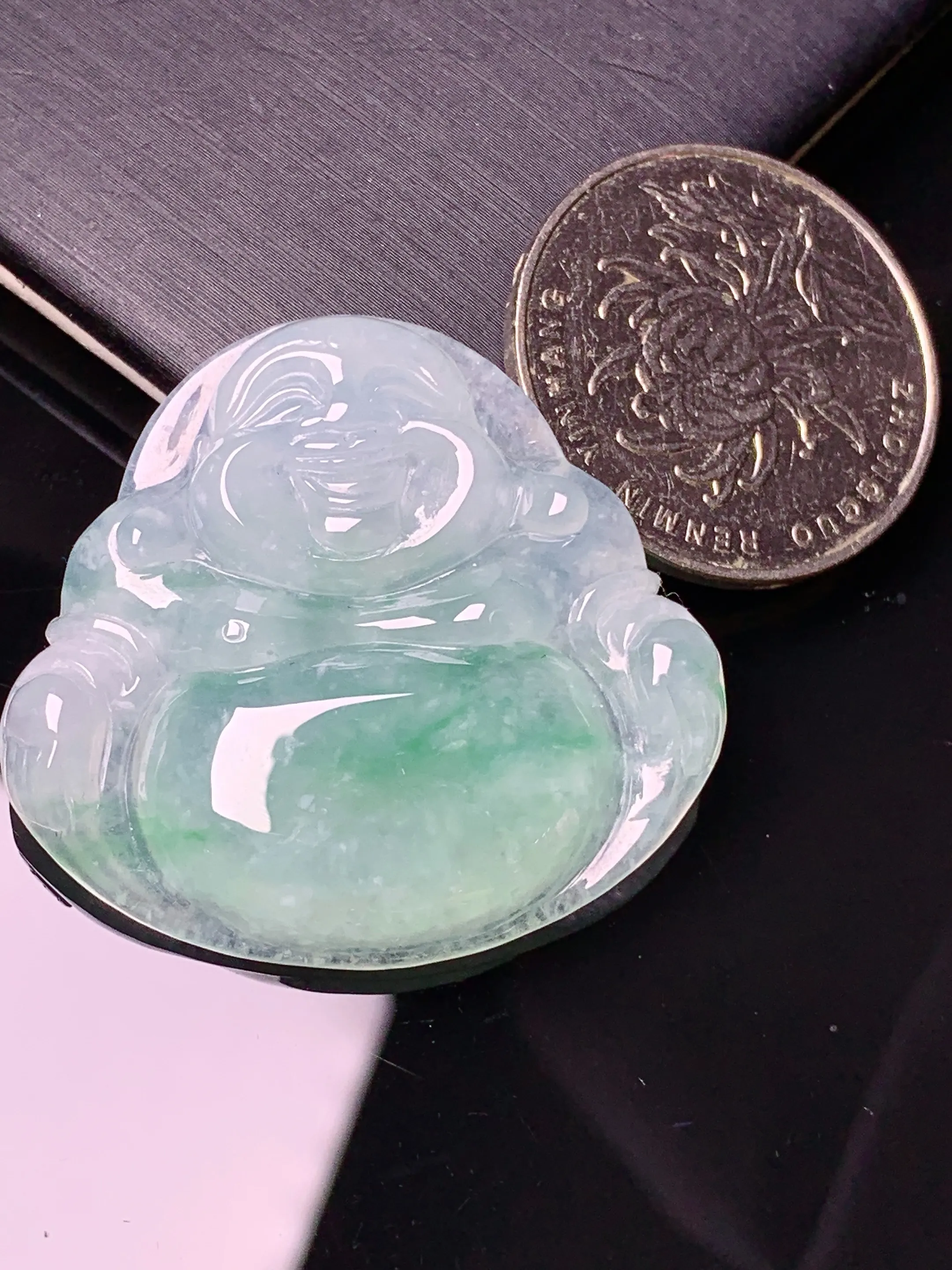 冰种飘绿佛公吊坠 玉质细腻 色泽清新艳丽 整体尺寸33.6*36*6