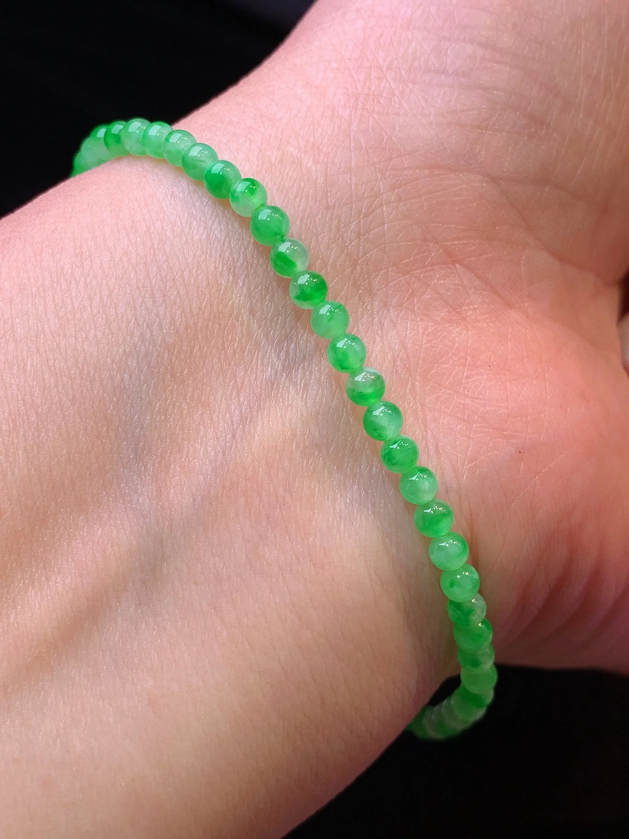 翠绿圆珠手链 玉质细腻 色泽清新艳丽 整体尺寸3.2