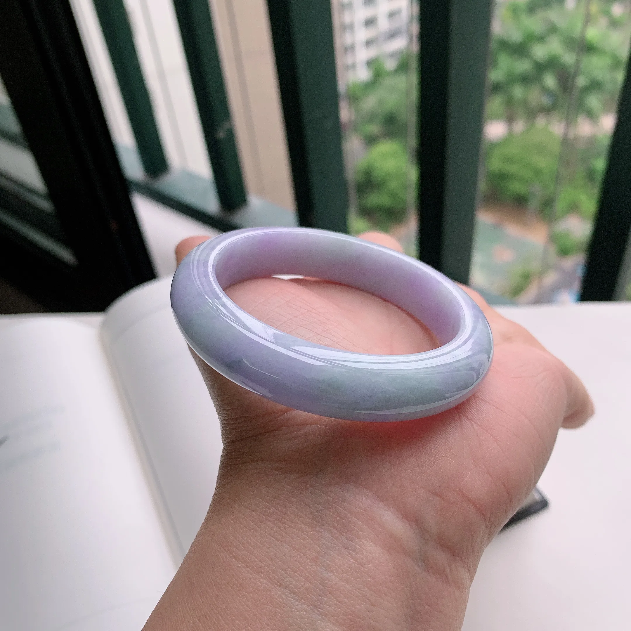 正圈54圈口，天然A货翡翠冰糯种水润飘绿玉手镯，水润秀丽，飘花灵动，种水十足，视觉甜美可人，恰到好处的美，十分高雅耐看，条形优美，上手优雅大方。59.31