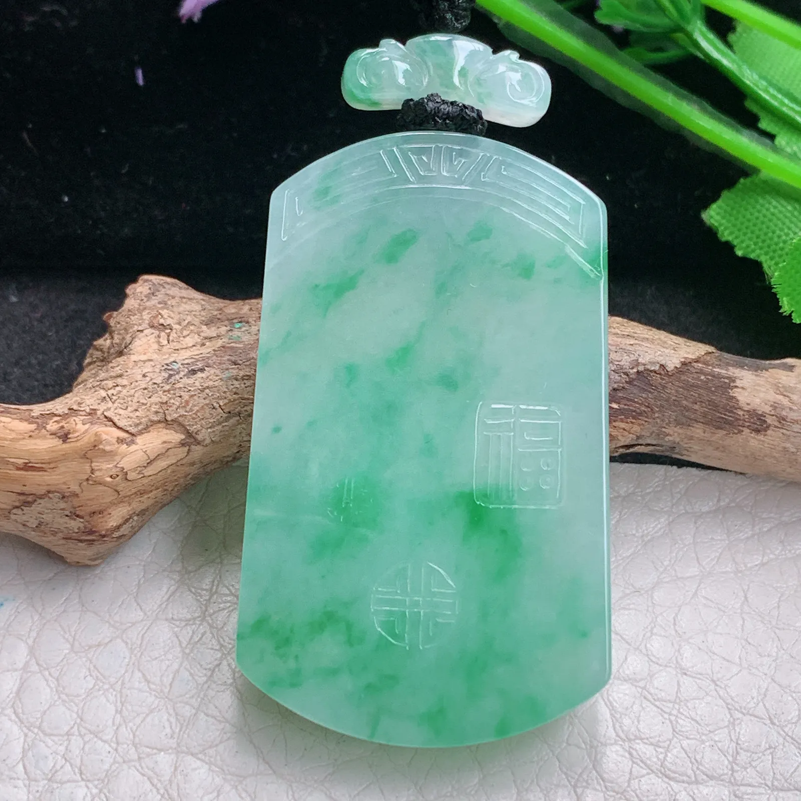 qxm实拍46*28*5.6缅甸翡翠精雕冰飘绿花平安无事牌玉吊坠 玉挂件