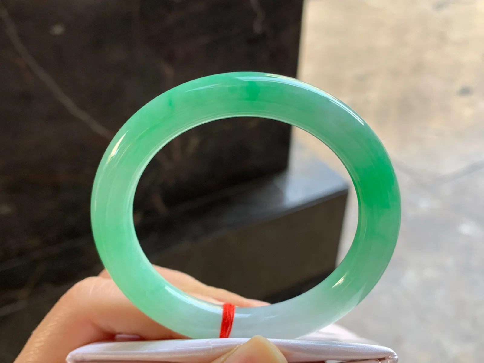 52.5-9.5

绿色圆条手镯^_^色阳 细腻