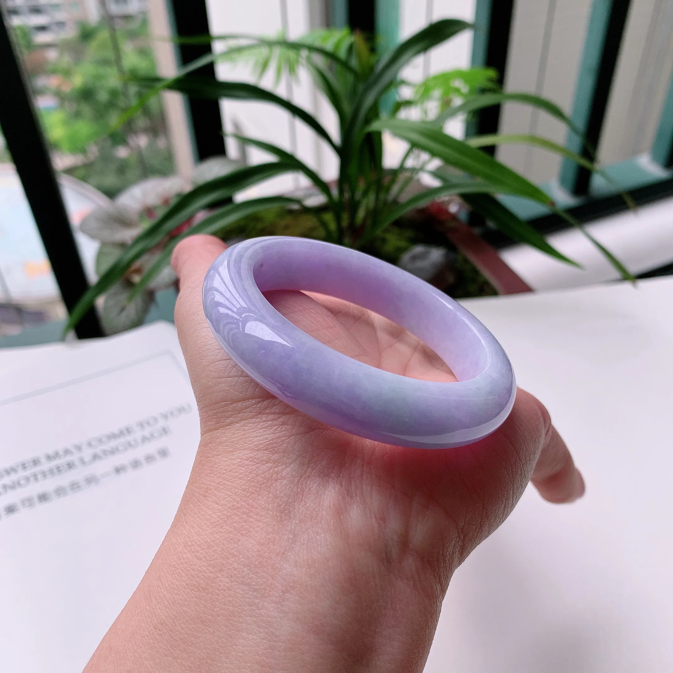 正圈52圈口，天然A货翡翠冰糯种水润紫罗兰手镯，水润秀丽，种水十足，视觉甜美可人，恰到好处的美，十分高雅耐看，条形优美，上手优雅大方。57.65