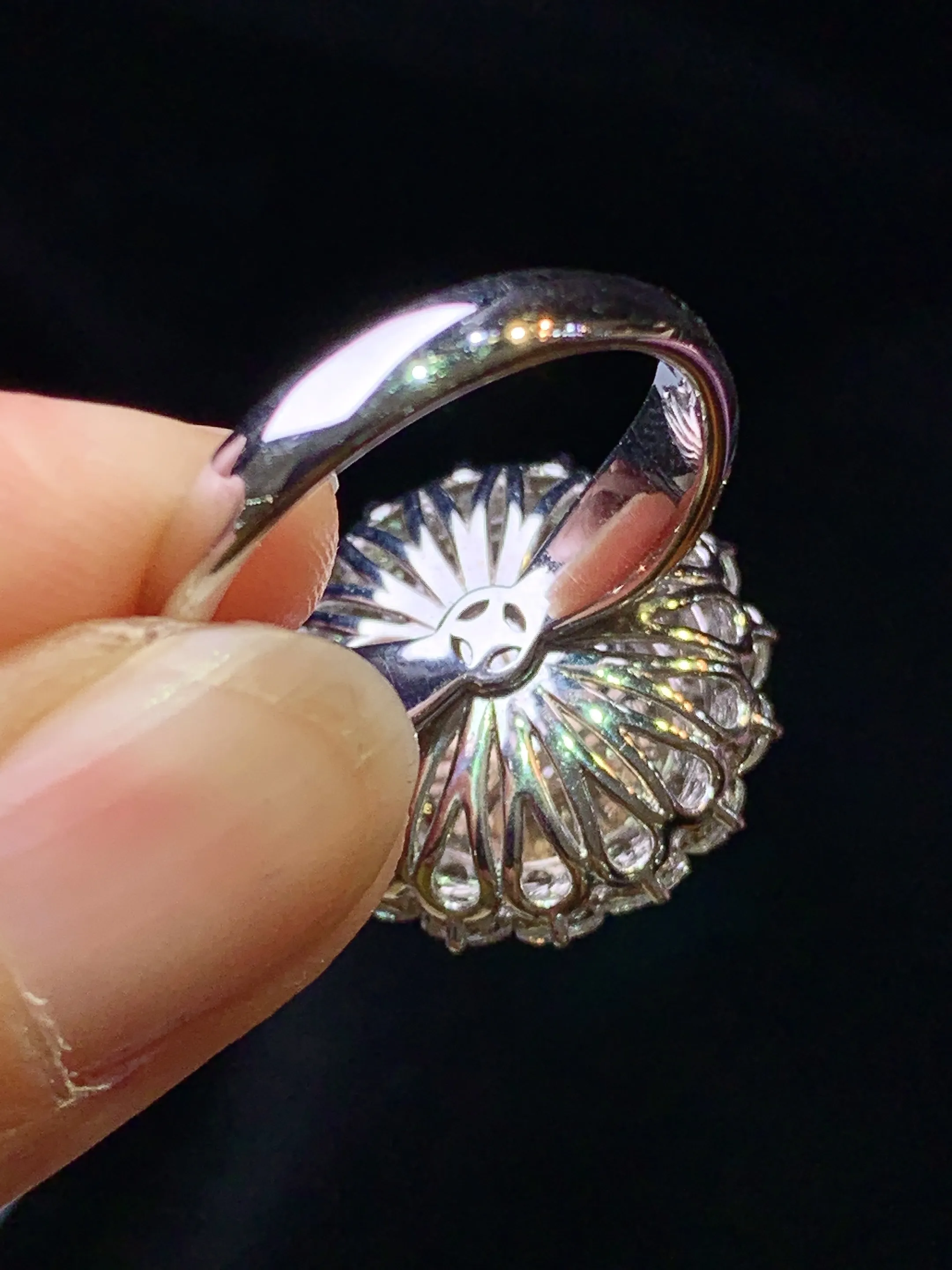 18k金钻镶嵌满绿蛋面戒指 玉质细腻 色泽清新艳丽 圈口14 整体尺寸18.3*14.5