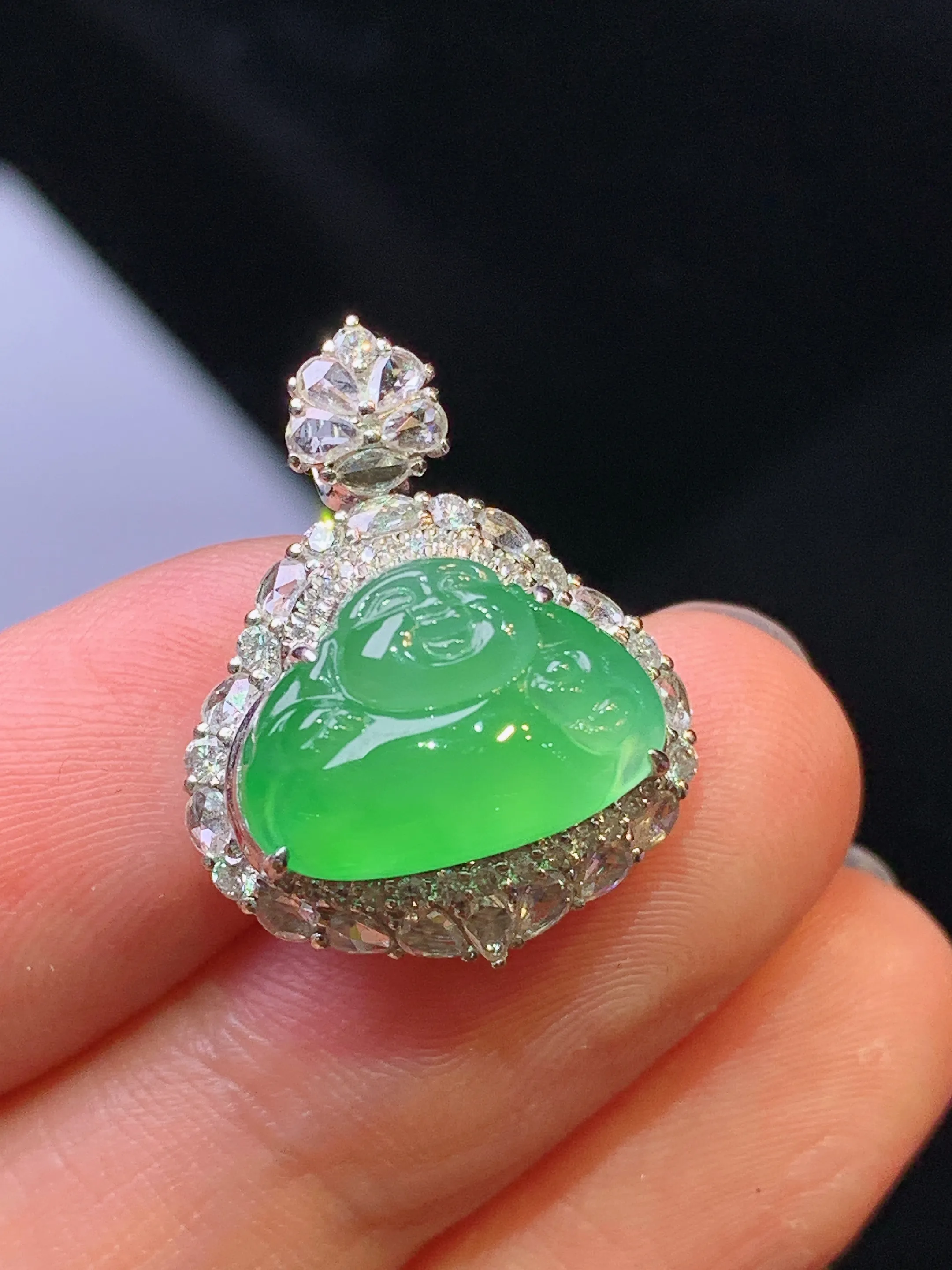 18k金钻镶嵌翠绿佛公吊坠 玉质细腻 色泽清新艳丽 整体尺寸21.8*17.2*10.3