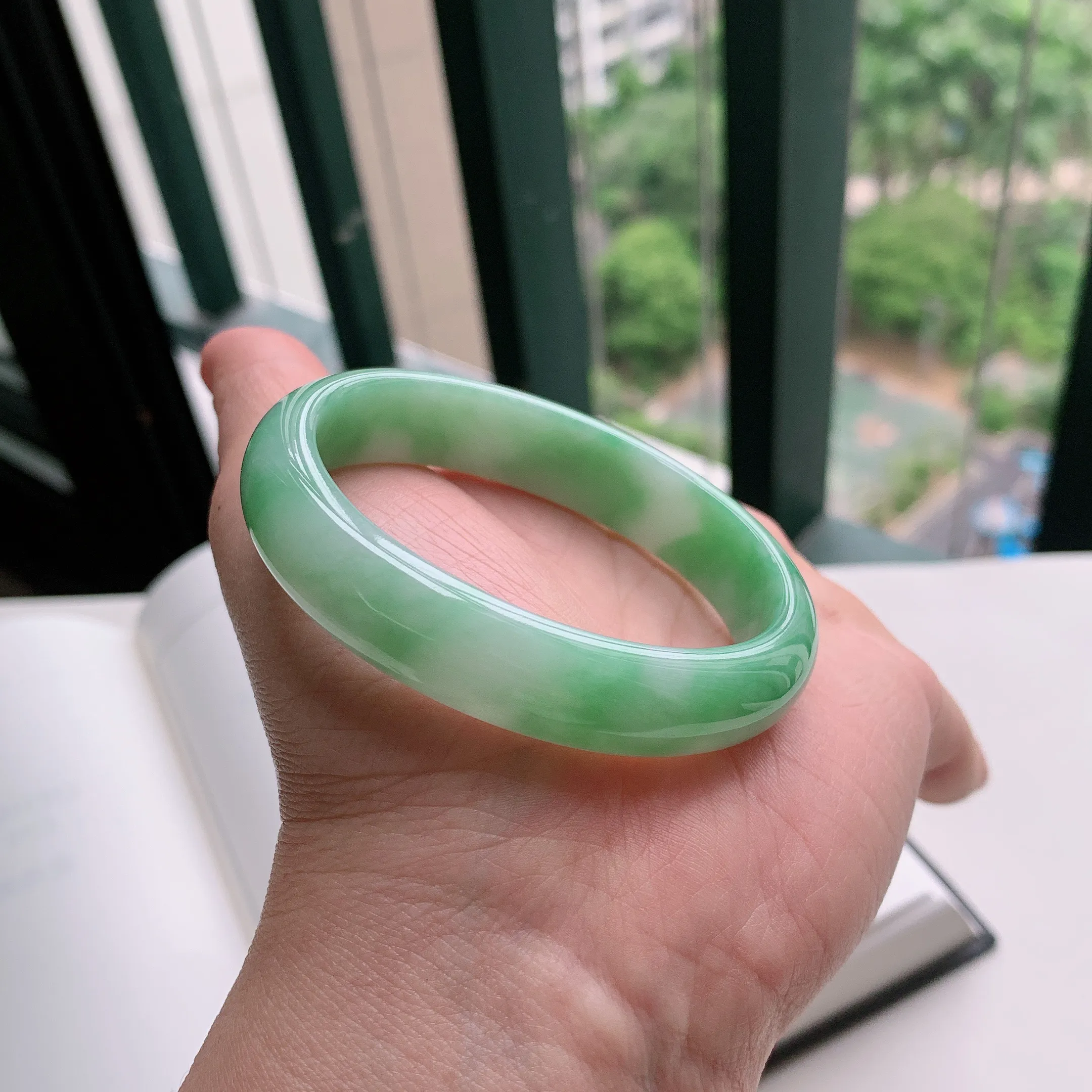 贵妃54圈口，天然A货翡翠冰糯种水润飘绿玉手镯，水润秀丽，飘花灵动，种水十足，视觉甜美可人，恰到好处的美，十分高雅耐看，条形优美，上手优雅大方。41.03