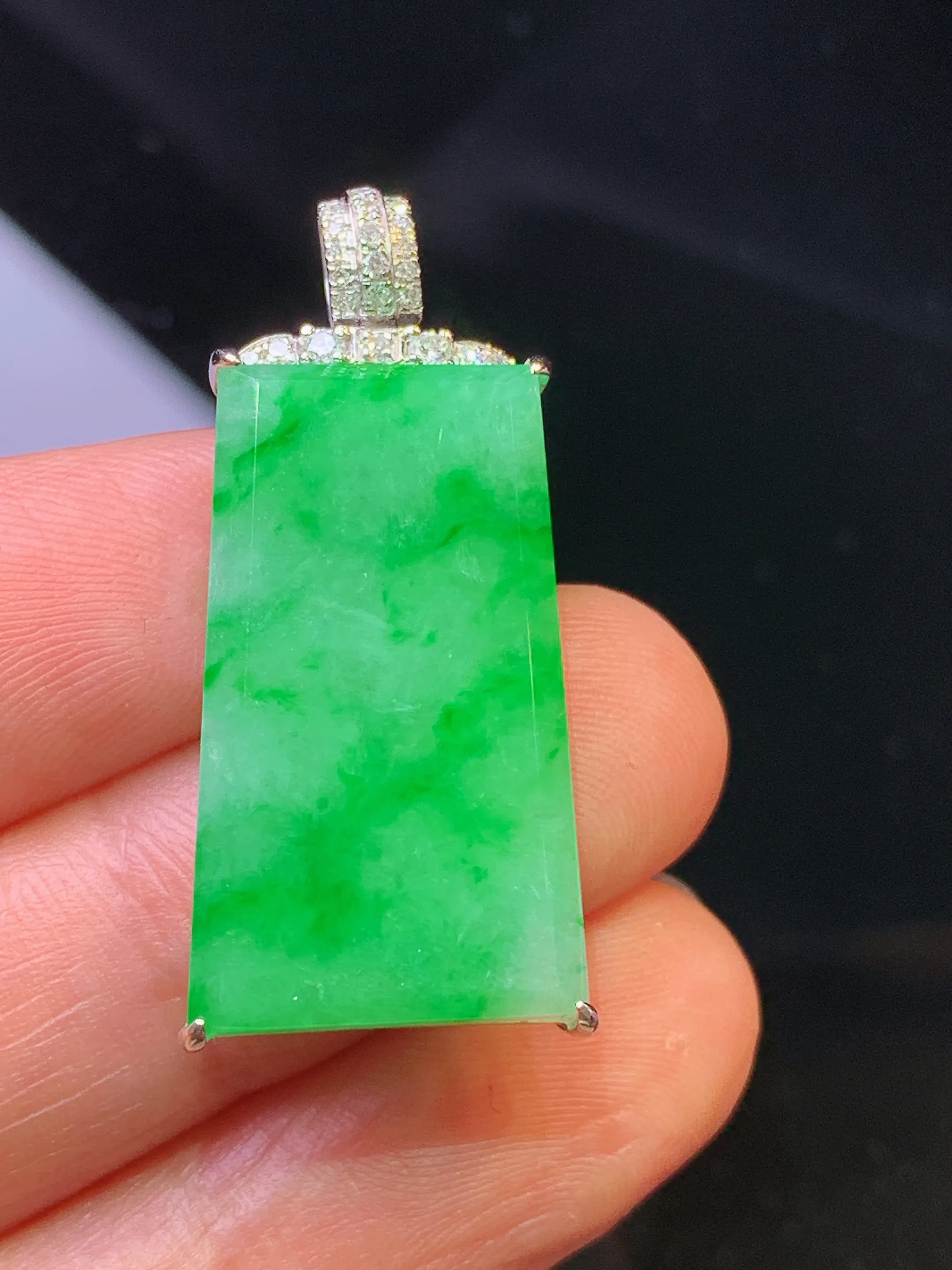18k金钻镶嵌翠绿无事牌吊坠 玉质细腻 色泽清新艳丽 整体尺寸32.2*15*5.7
