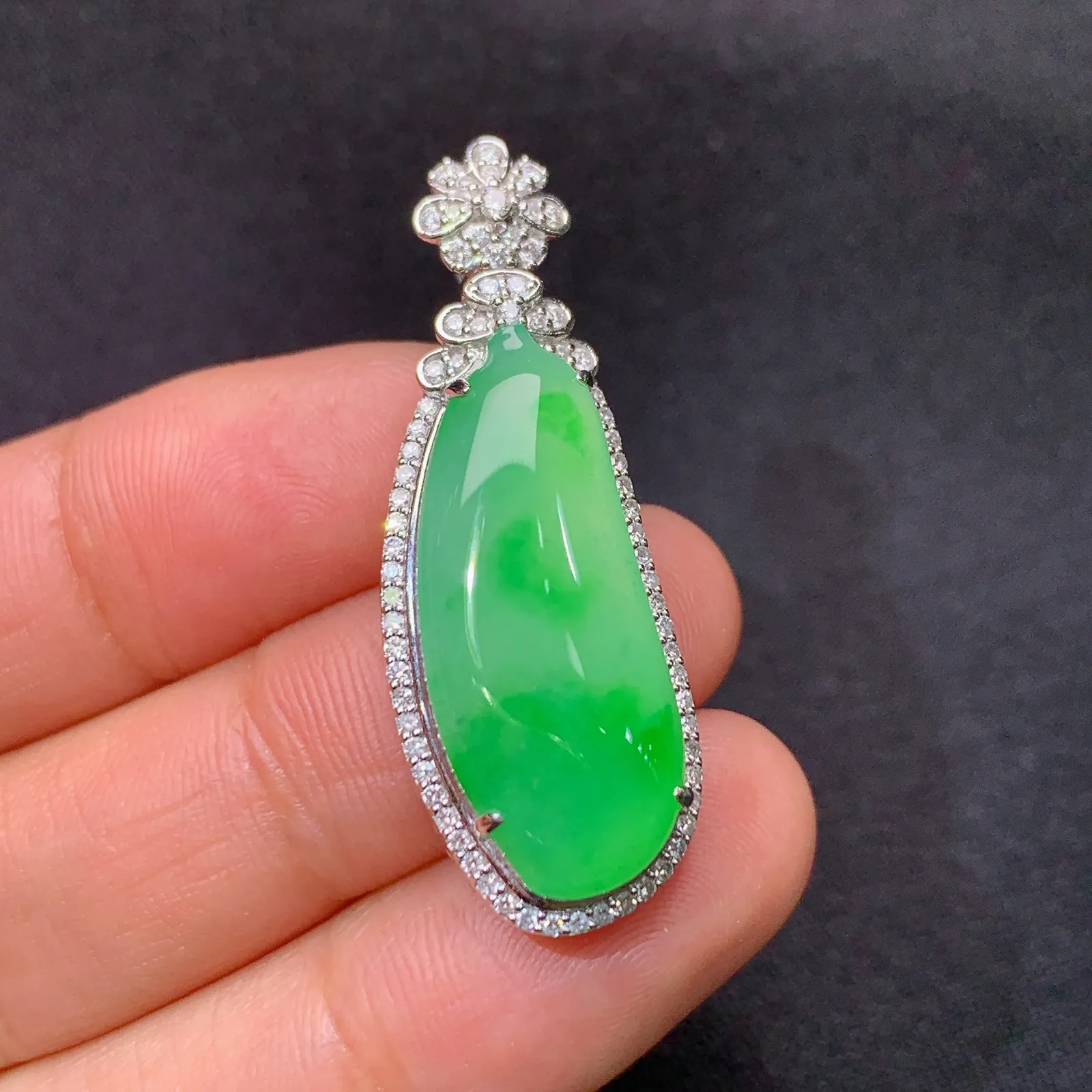 翠绿福瓜吊坠，18k金镶嵌，冰润色阳，玉质细腻，种水足，Lp 尺寸36.8*13.5*8.8