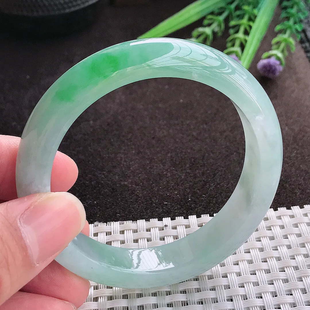 实拍A货翡翠55/12.6/8.3老坑冰胶水灵飘阳绿手镯翡翠玉镯子平安镯