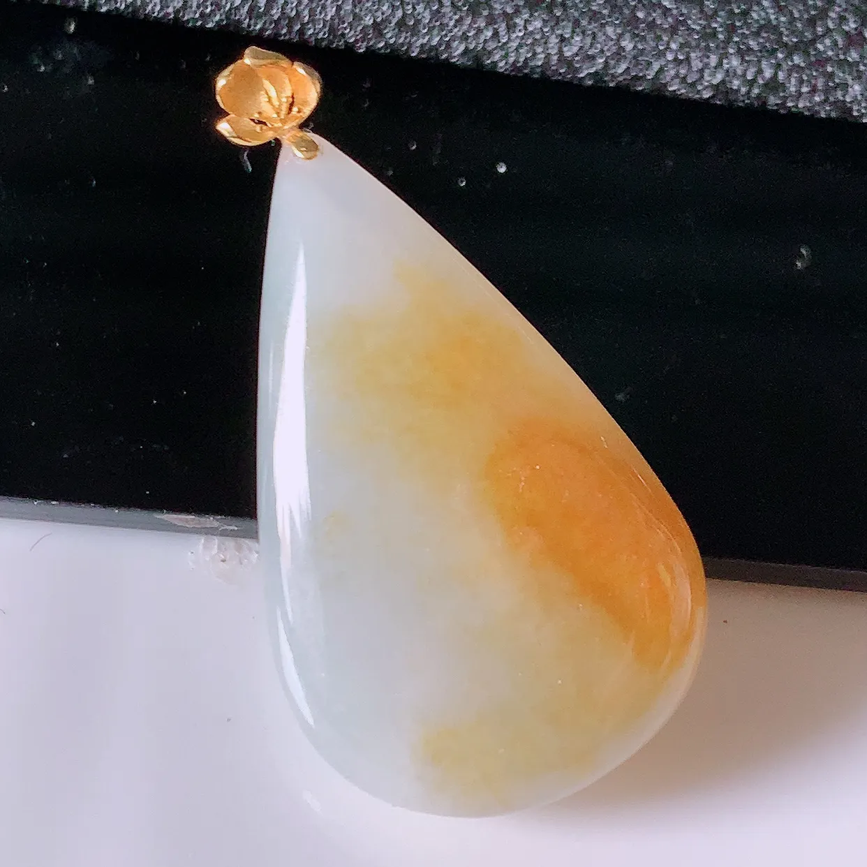 18k金镶嵌冰润黄翡双彩翡翠水滴吊坠，款式新颖时尚，日常百搭的款。清秀高雅，佩戴优雅高贵！#94.25