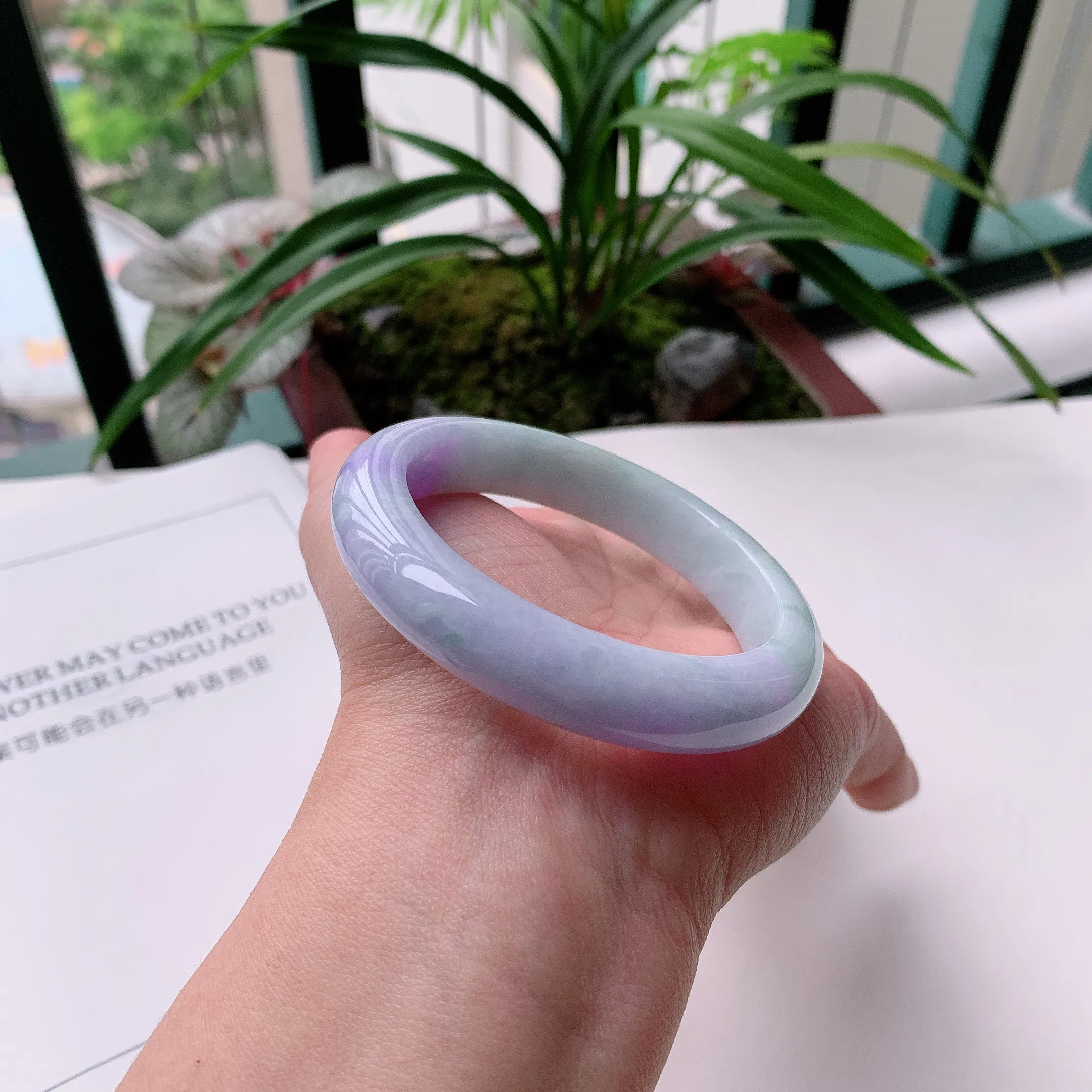 正圈55圈口，天然A货翡翠冰糯种水润飘绿玉手镯，水润秀丽，飘花灵动，种水十足，视觉甜美可人，恰到好处的美，十分高雅耐看，条形优美，上手优雅大方。57.45