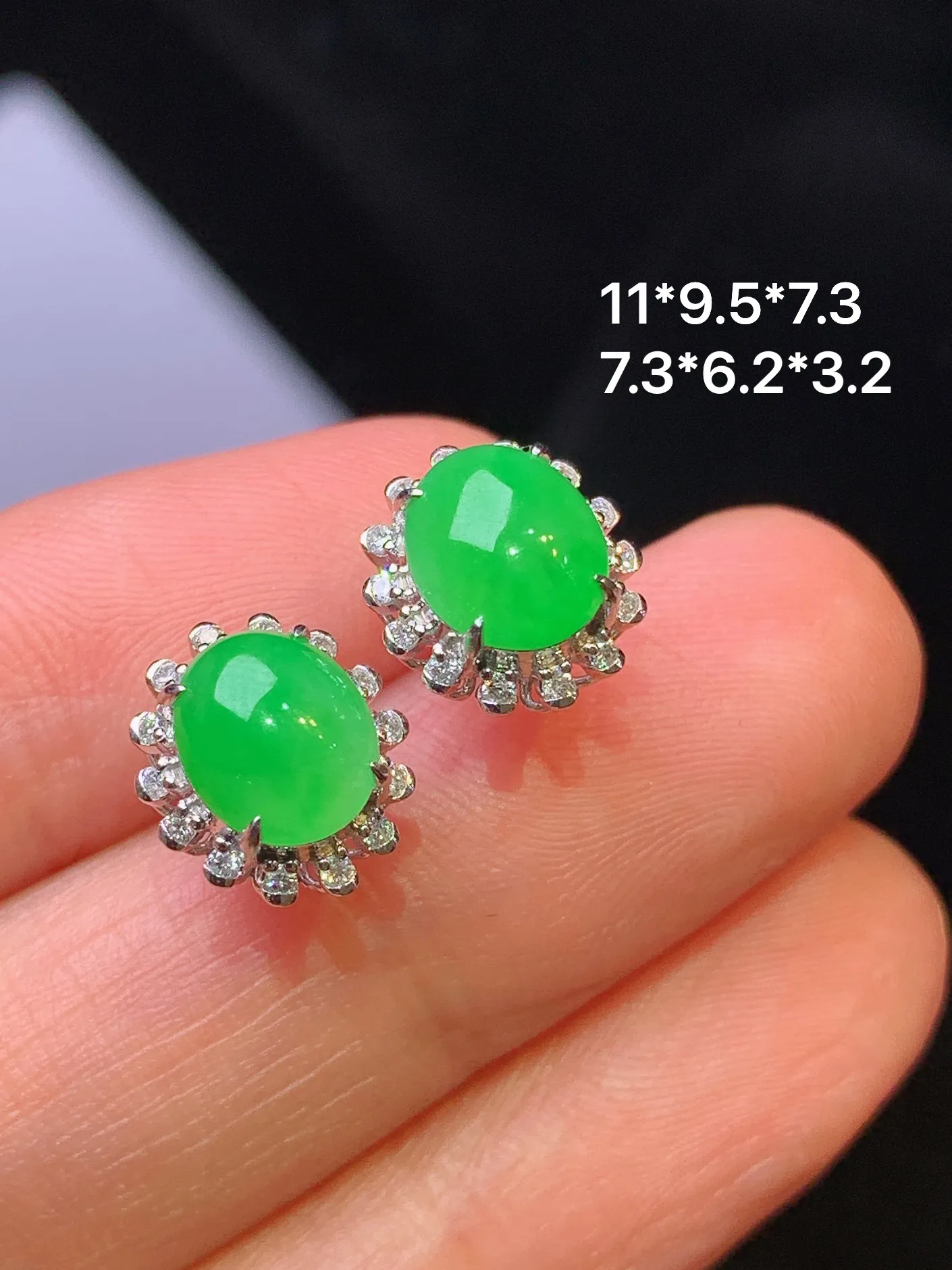 18k金钻镶嵌满绿蛋面耳钉 玉质细腻 色泽清新艳丽 整体尺寸11*9.5*7.3