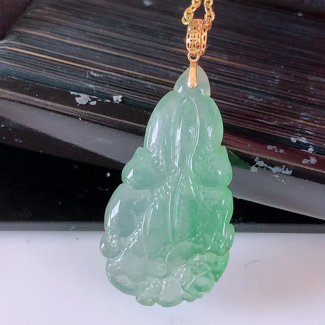 18K金镶嵌冰种飘绿翡翠招百财白菜吊坠，百财聚来，财源滚滚，色泽鲜艳，精工水润的白菜，性价比高！#1.25