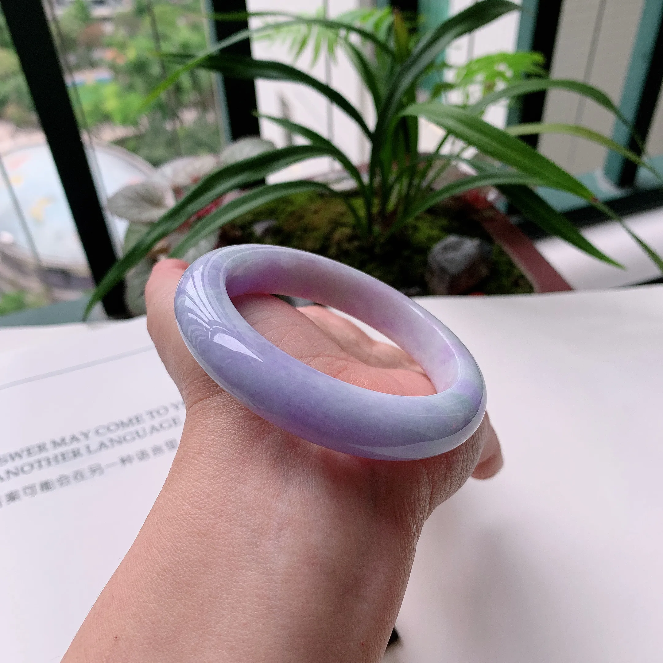 正圈57圈口，天然A货翡翠冰糯种水润飘绿玉手镯，水润秀丽，飘花灵动，种水十足，视觉甜美可人，恰到好