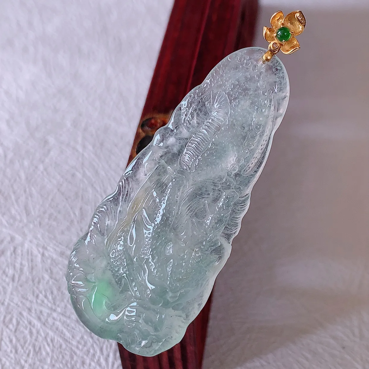 自然光实拍，18K金镶嵌冰种飘绿翡翠龙牌吊坠，龙行天下，雕工立体精湛，翡翠龙牌，种老水足，配戴霸气时尚，值得收藏!#1.25整体56裸石48.8*21*7.5