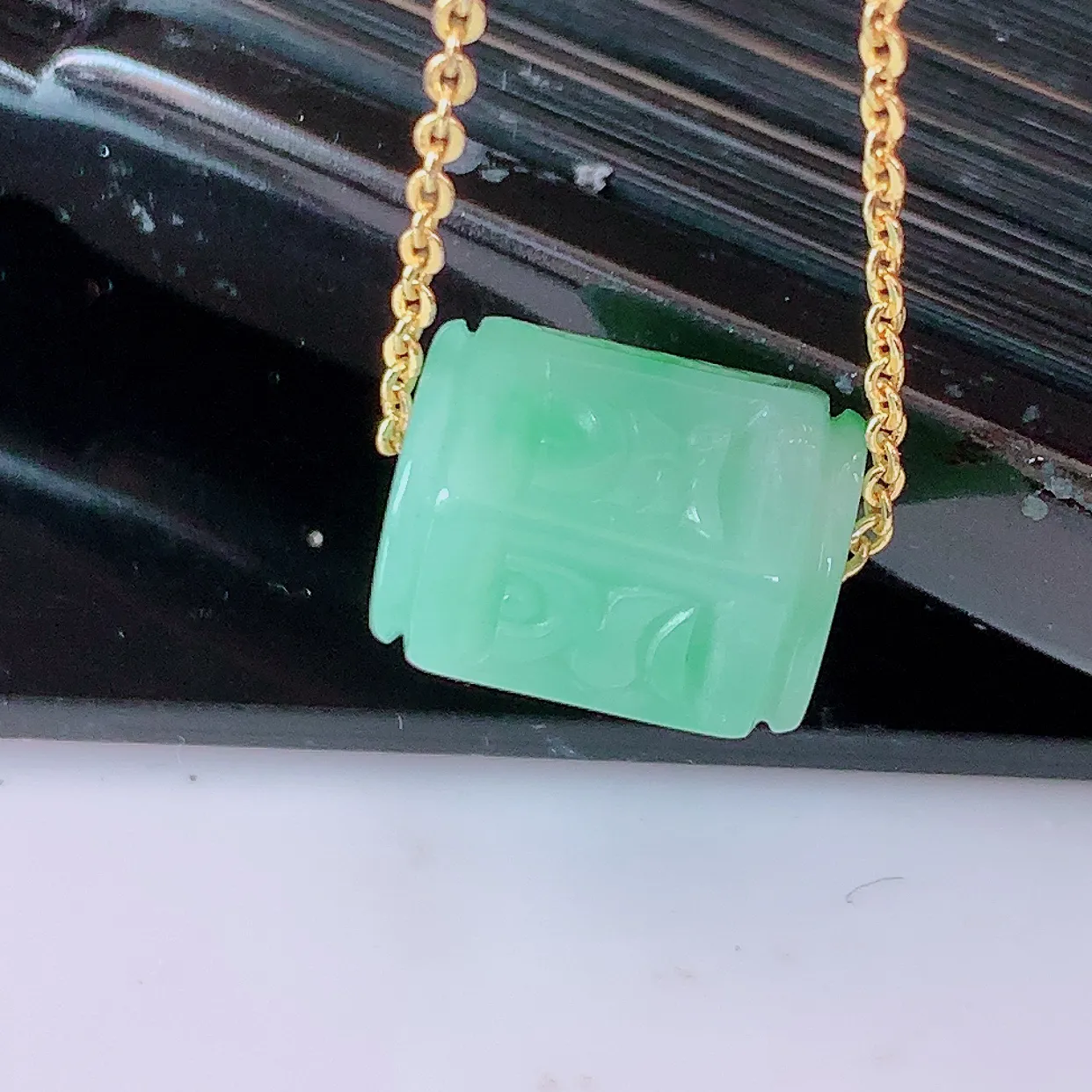 自然光实拍，冰润飘绿翡翠路路通吊坠，寓意好运连连，路路畅通，经典款式，财运滚滚，路路通，佩戴效果更好！配银链子#57.25