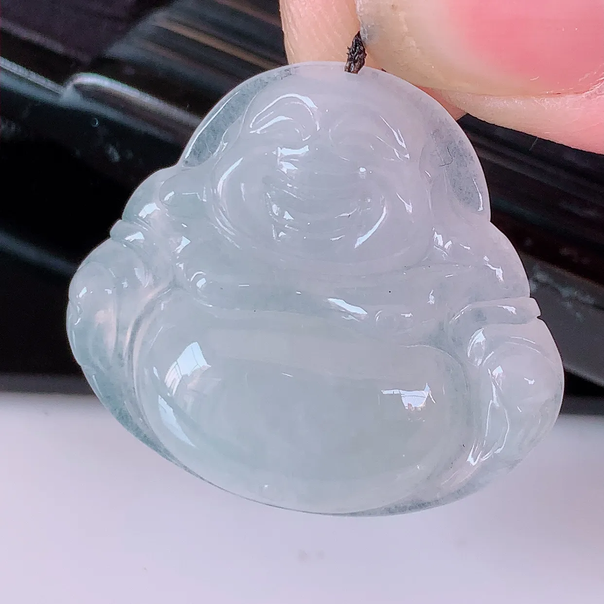 自然光实拍，冰种翡翠佛公吊坠，水灵起胶，翠色迷人，佛公在心中，一生平安，饱满圆润，开怀大笑佛公，配戴灵气十足！#57.25
