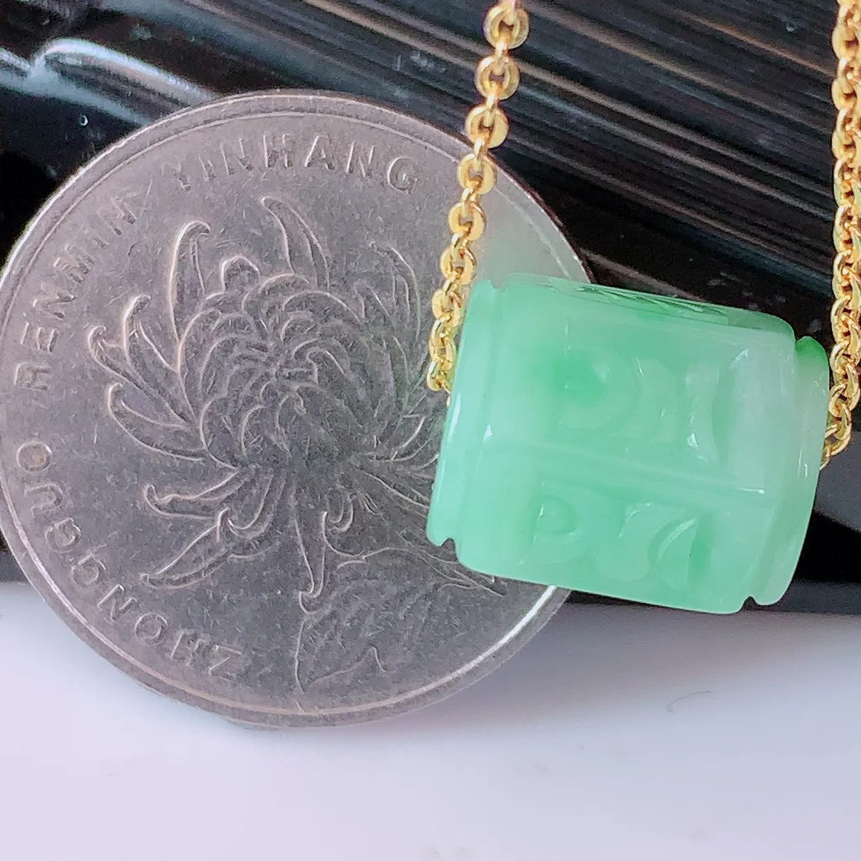 自然光实拍，冰润飘绿翡翠路路通吊坠，寓意好运连连，路路畅通，经典款式，财运滚滚，路路通，佩戴效果更好！配银链子#57.25