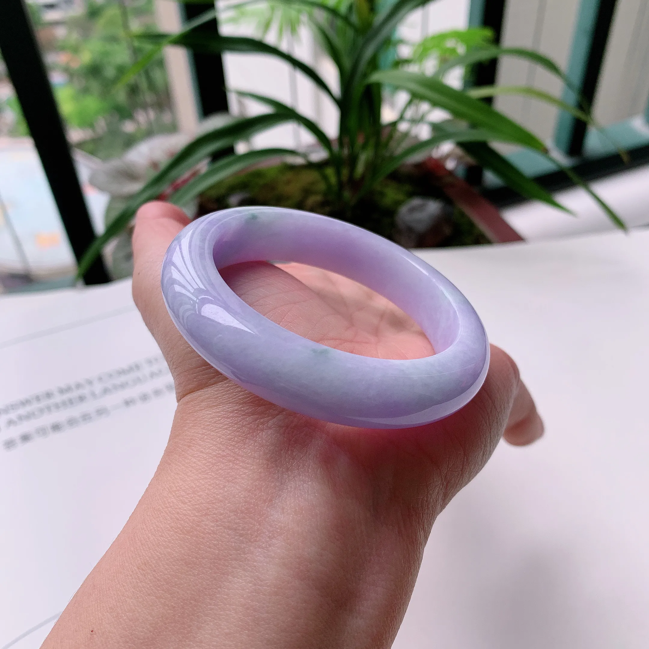 正圈52圈口，天然A货翡翠冰糯种水润紫罗兰手镯，水润秀丽，种水十足，视觉甜美可人，恰到好处的美，十