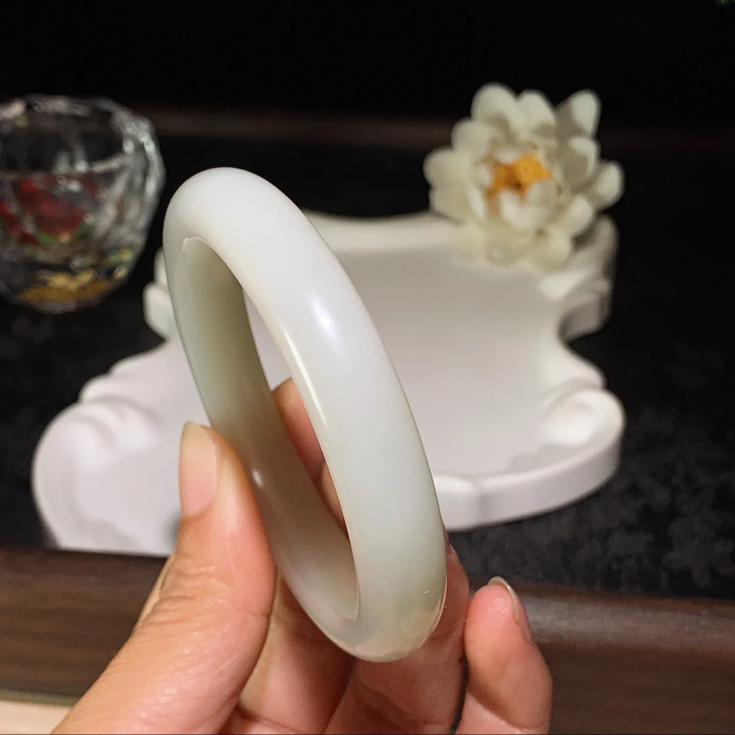 54圈口 新疆和田玉白玉羊脂白籽料手镯 54圈口条宽11厚9重46.8克。玉质细腻油润。手推出油。佩戴高端典雅。lt260129