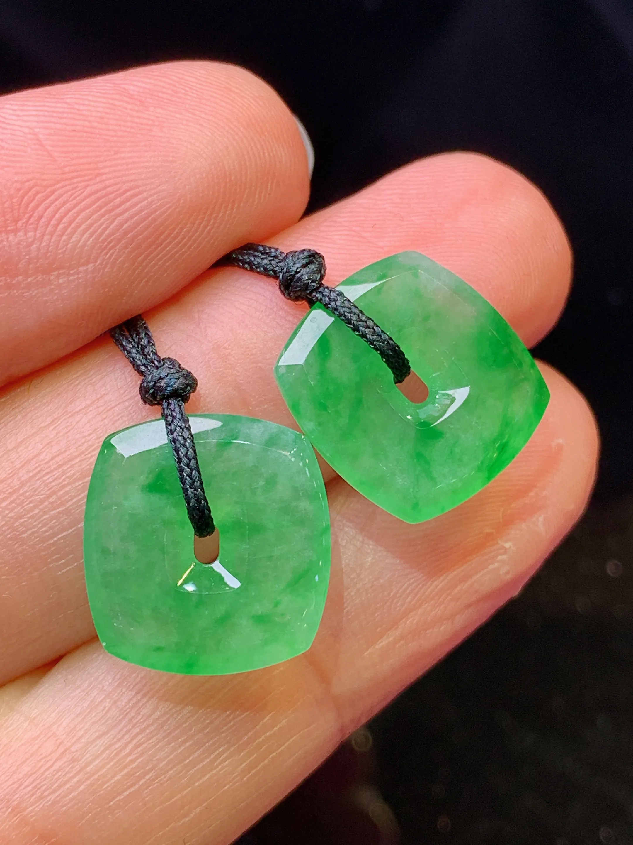 翠绿平安扣一对 玉质细腻 色泽清新艳丽 整体尺寸13.8*13*2.5