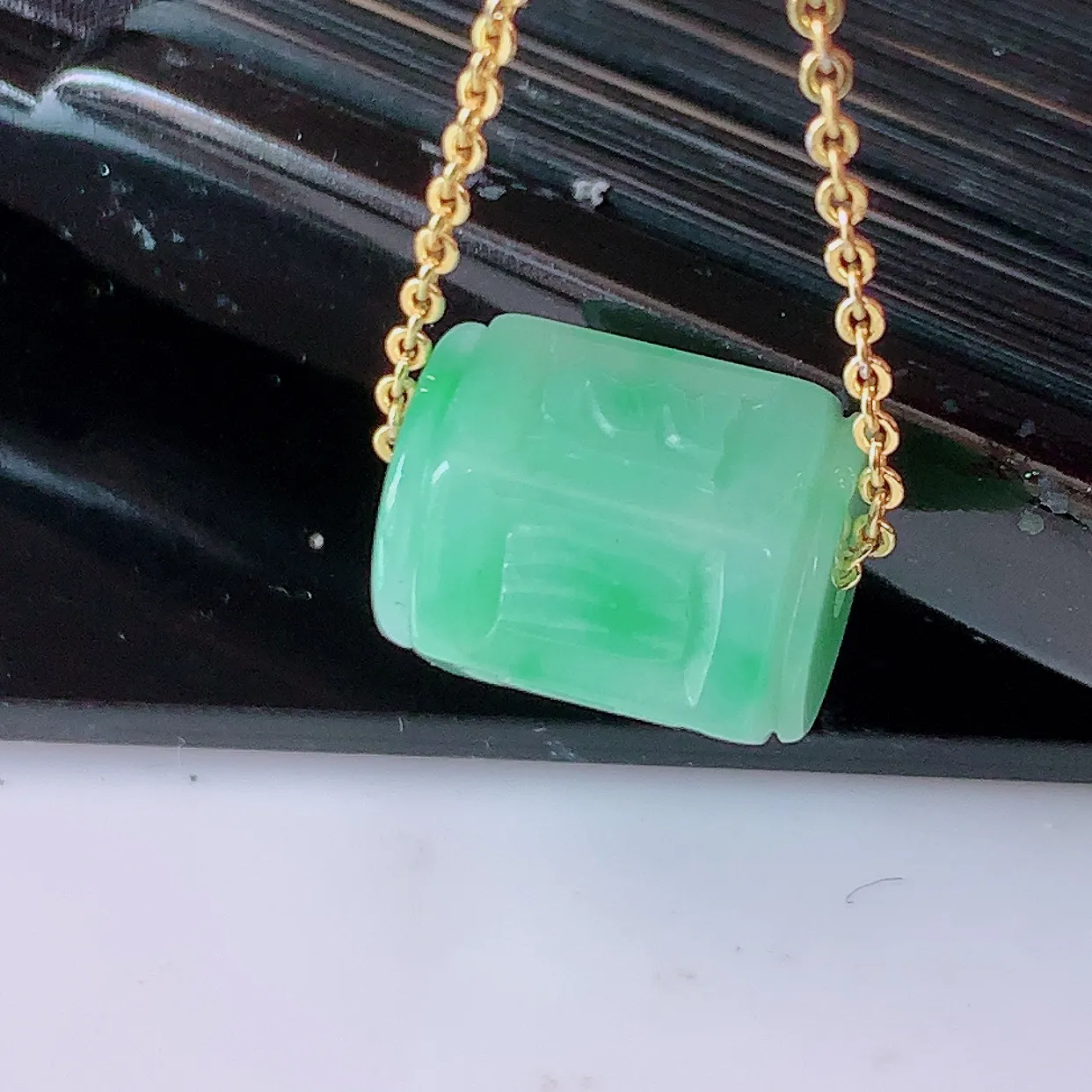 自然光实拍，冰润飘绿翡翠路路通吊坠，寓意好运连连，路路畅通，经典款式，财运滚滚，路路通，佩戴效果更好！配银链子#57.25