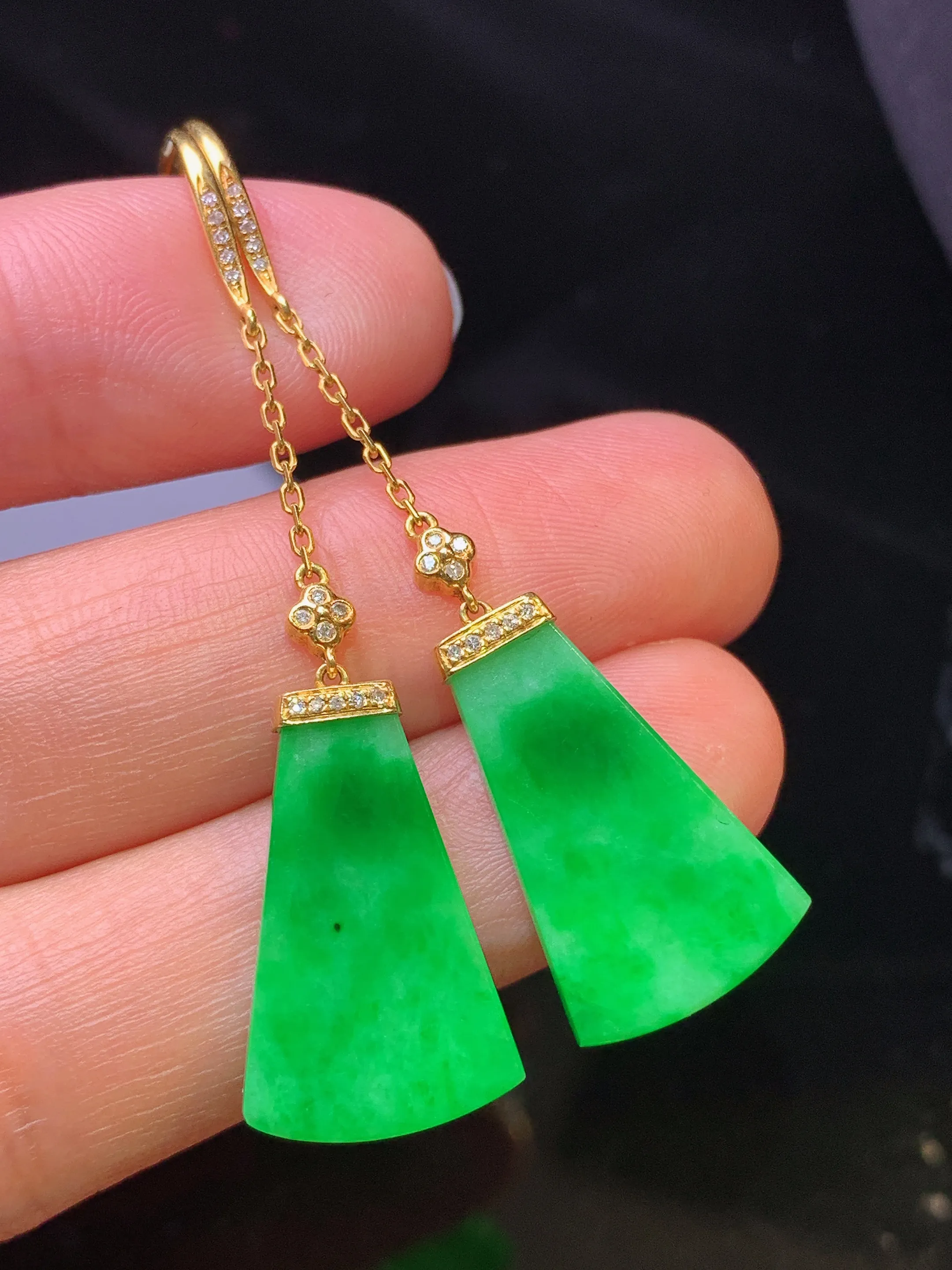 18k金钻镶嵌翠绿无事牌耳坠 玉质细腻 色泽清新艳丽 整体尺寸52.3*12.6*2.8