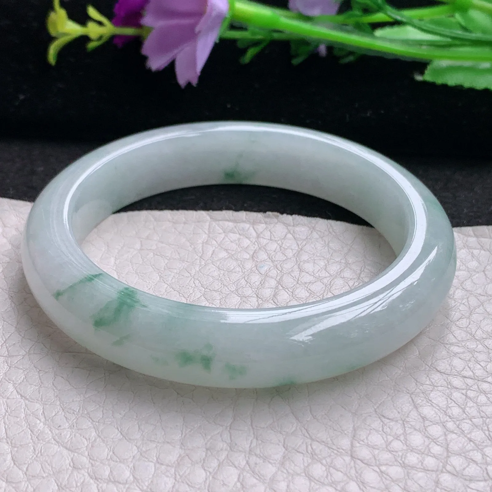Hf实拍53.5*11.3*8.3缅甸翡翠手镯白底飘花手镯正圈平安镯宽版镯子