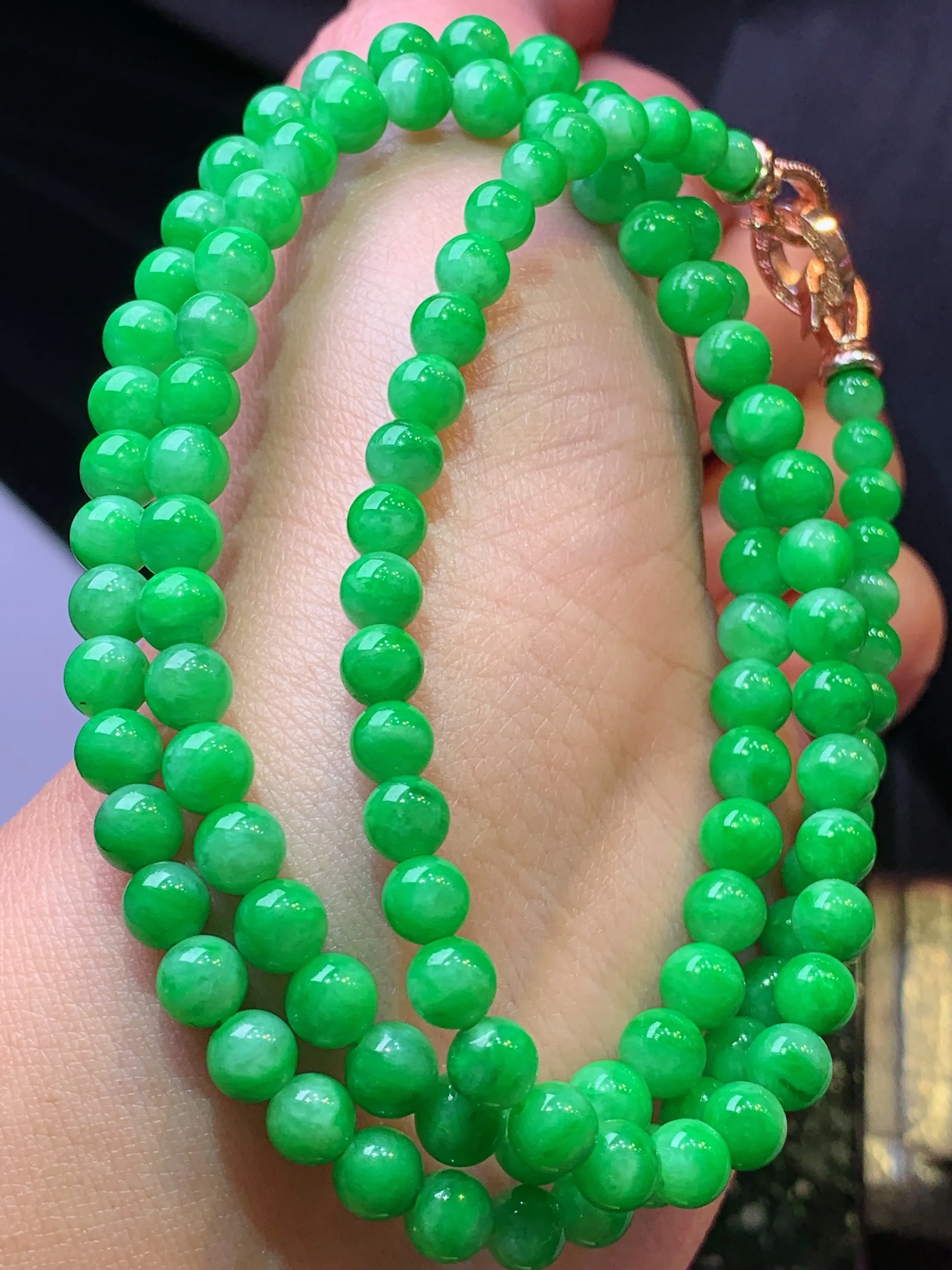 满绿圆珠项链 玉质细腻 色泽清新艳丽 整体尺寸5.3