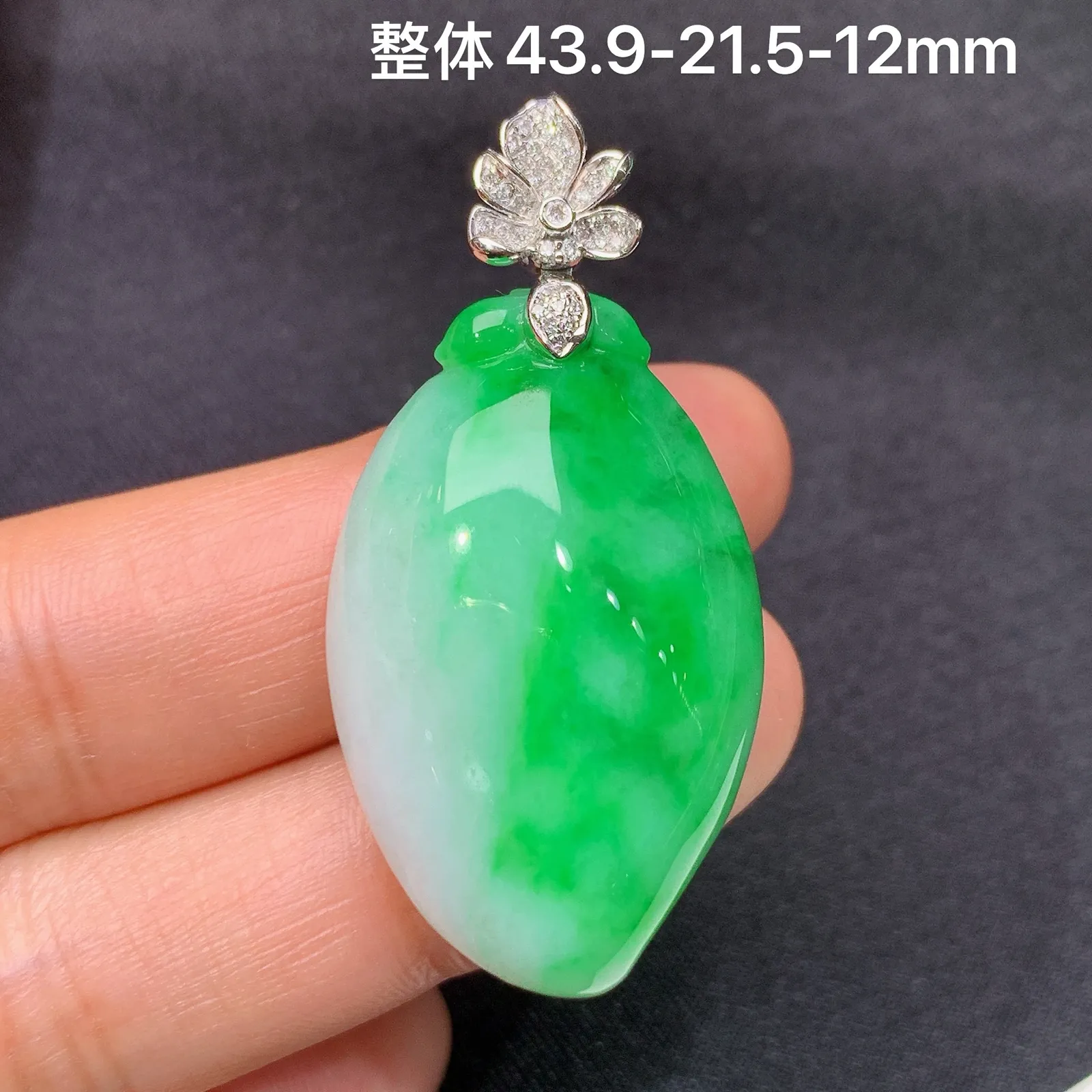 飘绿福瓜吊坠，18k金镶嵌，冰润色阳，玉质细腻，种水足，M002 尺寸43.9*21.5*12
