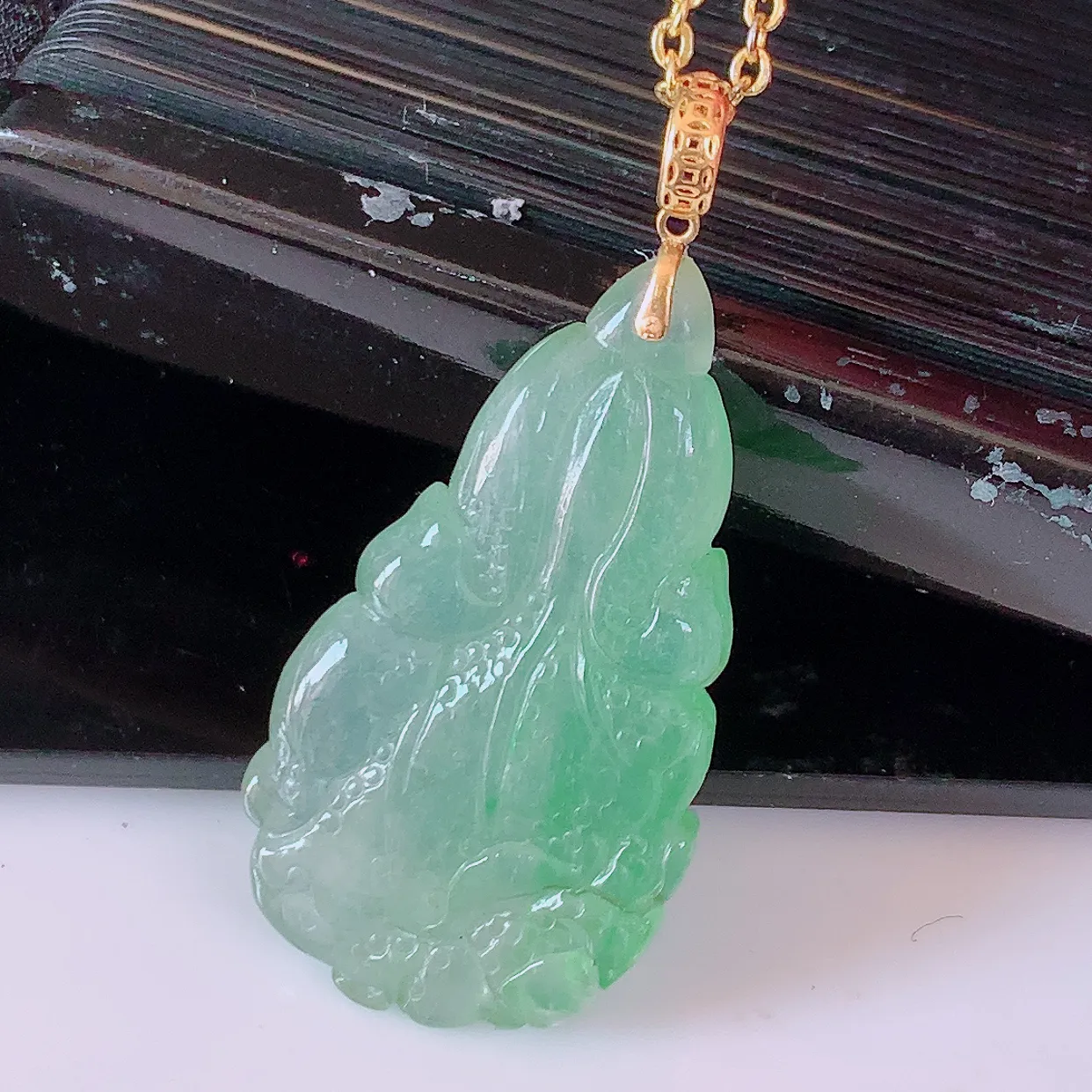 18K金镶嵌冰种飘绿翡翠招百财白菜吊坠，百财聚来，财源滚滚，色泽鲜艳，精工水润的白菜，性价比高！#1.25