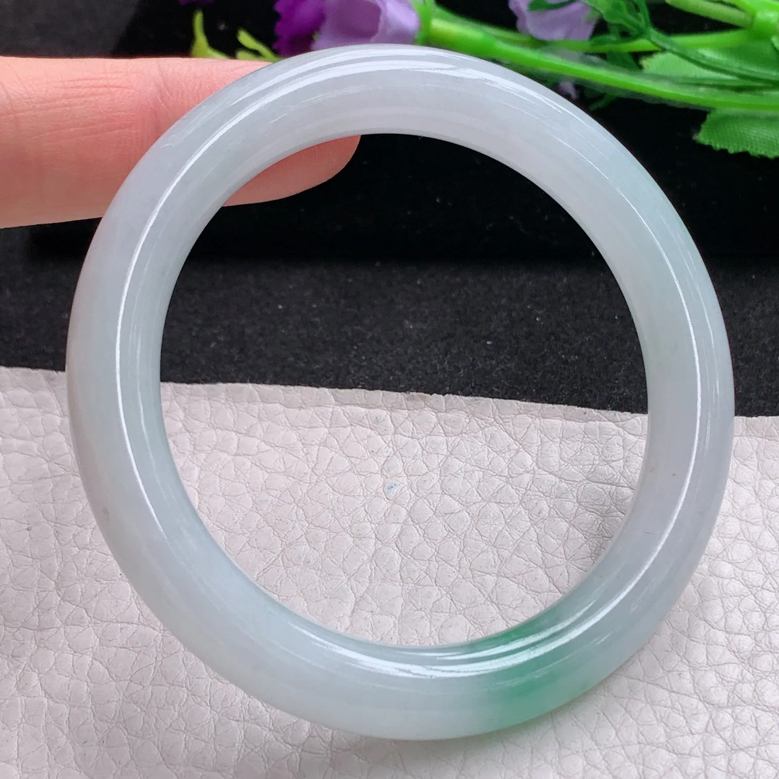 Hf实拍55.5*9.3缅甸翡翠手镯飘绿圆条玉镯子 秀气精美福镯