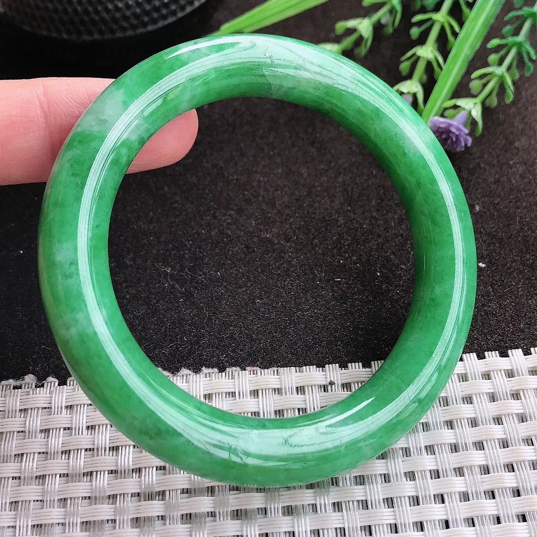实拍A货翡翠54/10.8/10.4老坑精美满绿辣阳绿圆条手镯翡翠玉镯子平安镯