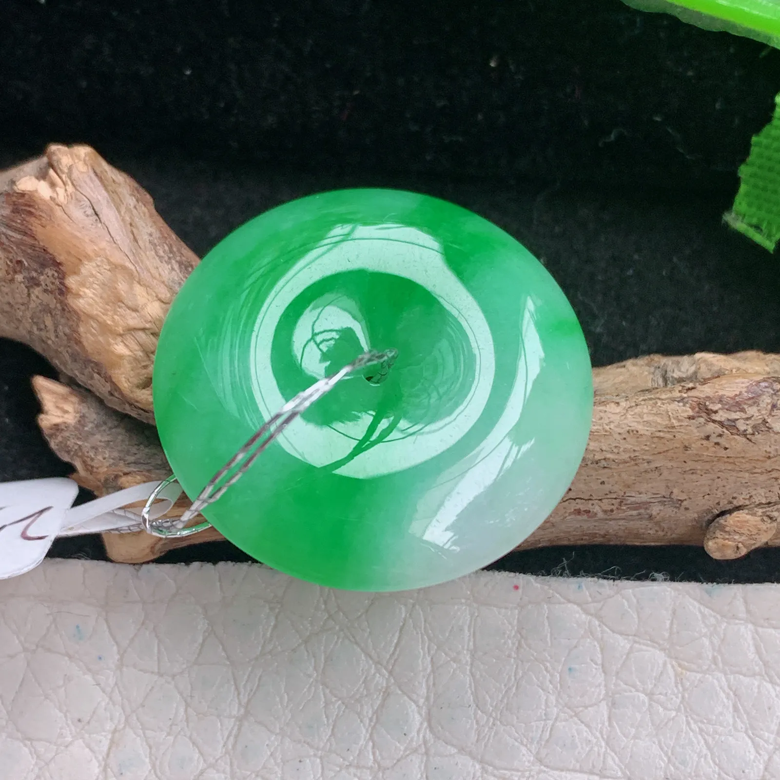 qxm实拍24.5*5.5缅甸翡翠精雕胶感饱满辣绿平安扣玉吊坠 玉挂件